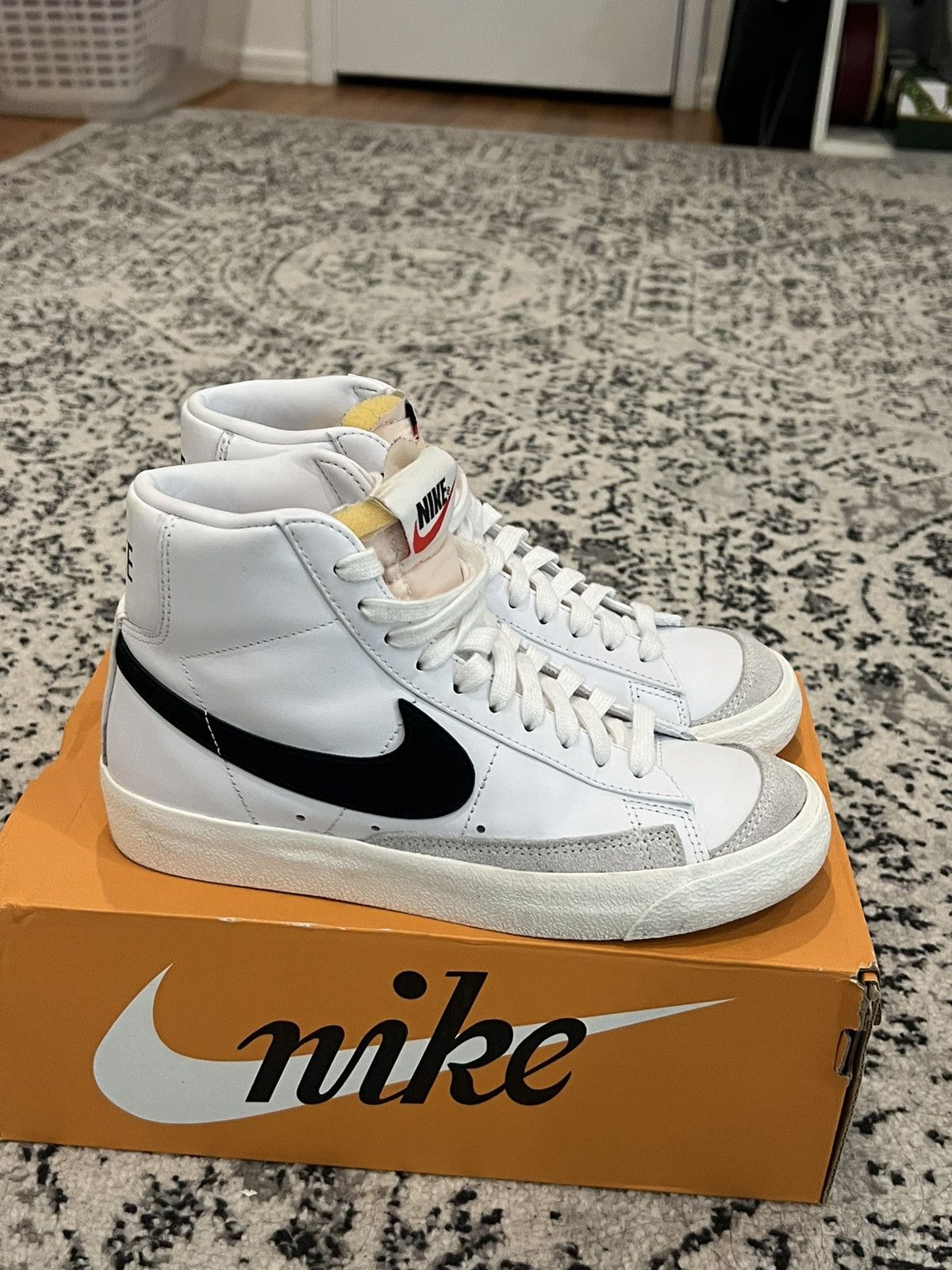 Nike Womens Nike Blazer Mid 77 sz 6 Size US 6 / IT 36 - 4 Thumbnail
