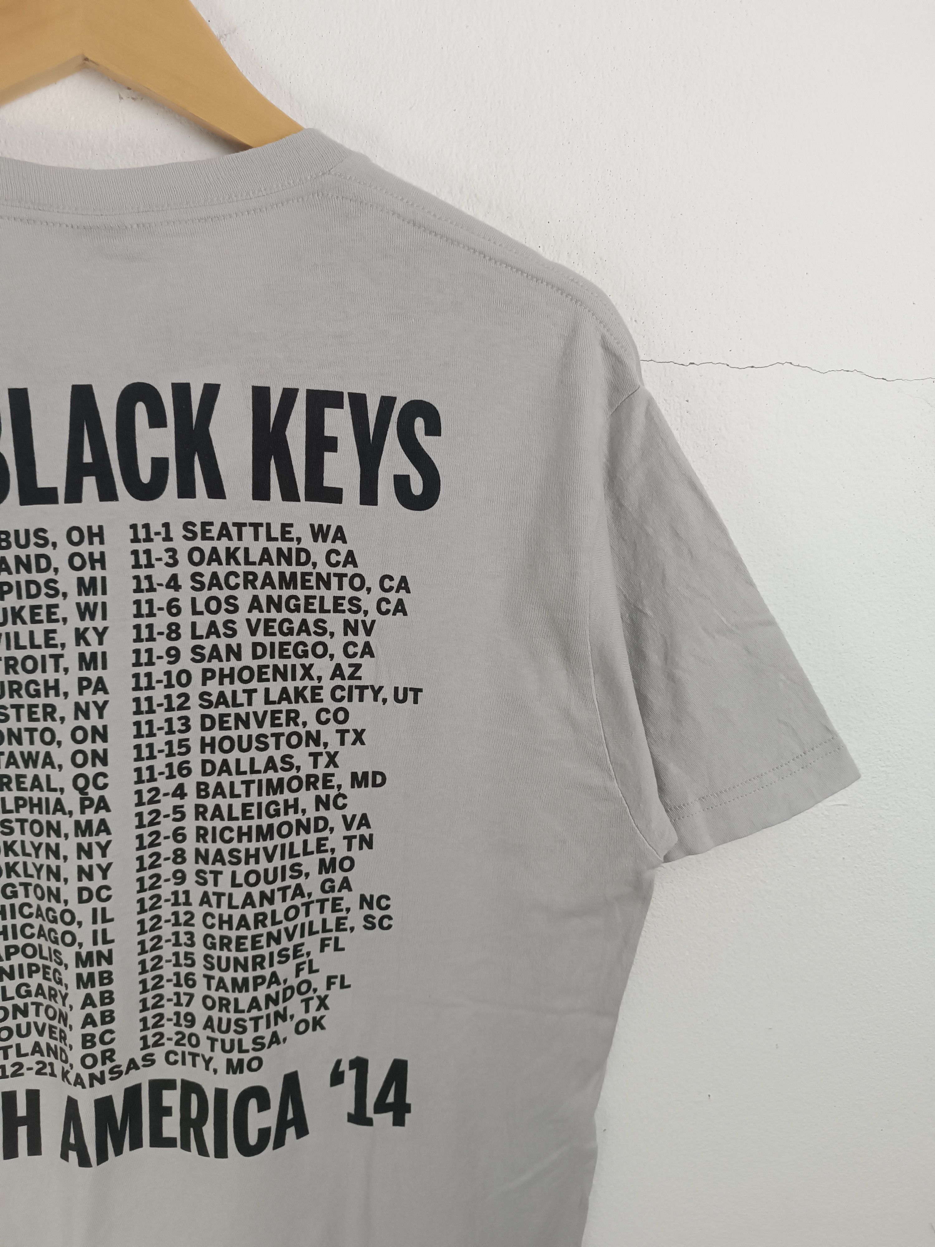 Band Tees VINTAGE '14 THE BLACK KEYS TURN BLUE TOUR white stripes rza Size US L / EU 52-54 / 3 - 13 Thumbnail