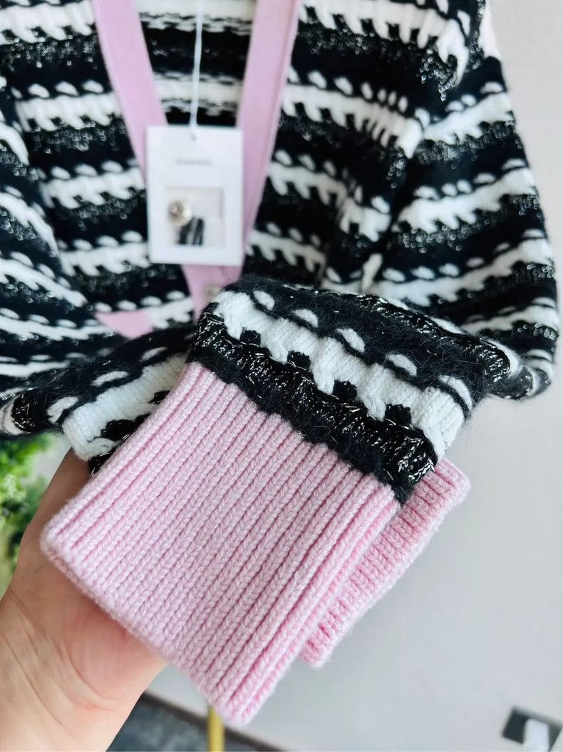 Chanel Chanel 22 autumn and winter pink edge striped knitted card Size XS / US 0-2 / IT 36-38 - 2 Thumbnail