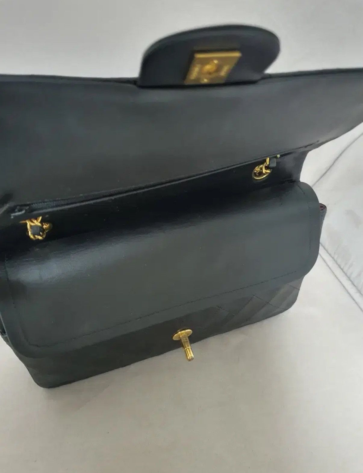Chanel Chanel Medium Classic Flap (Gold Hardware Size ONE SIZE - 8 Thumbnail