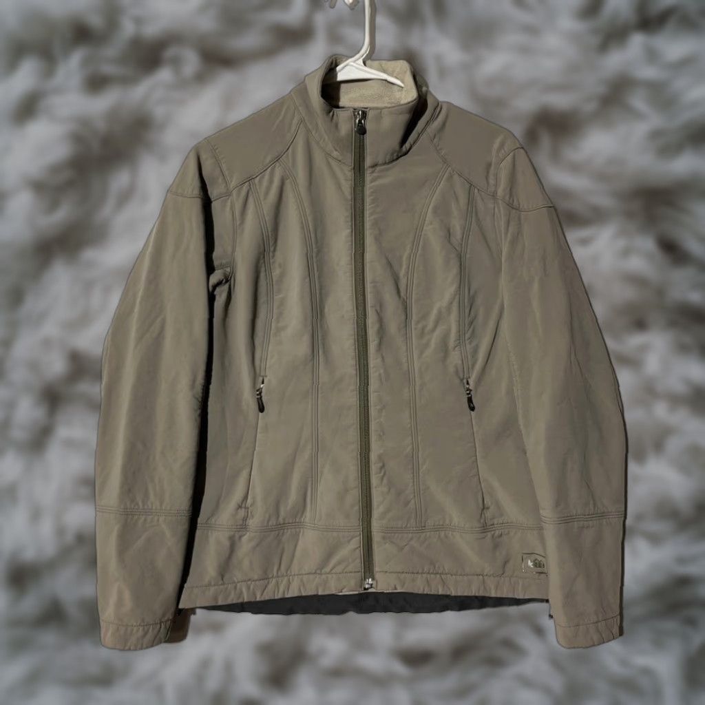 Vintage REI Womens Small Softshell Fleece Lined Jacket Taupe Gray Full Zip Mock Neck Jacket Ladies Gray Logo Zipper Knit-Softshell Casual Travel Size S / US 4 / IT 40 - 1 Thumbnail