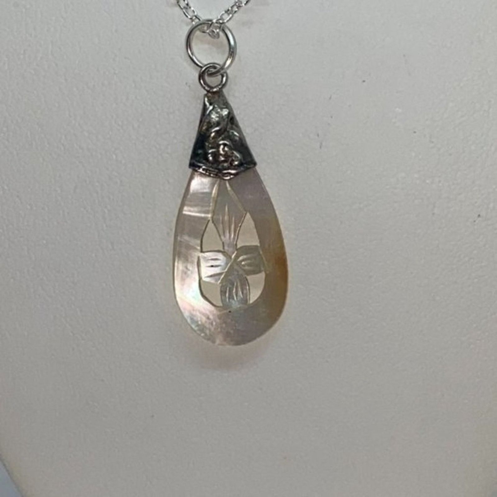 Handmade Silver-Tone Iridescent Shell Pendant Necklace Size ONE SIZE - 2 Thumbnail