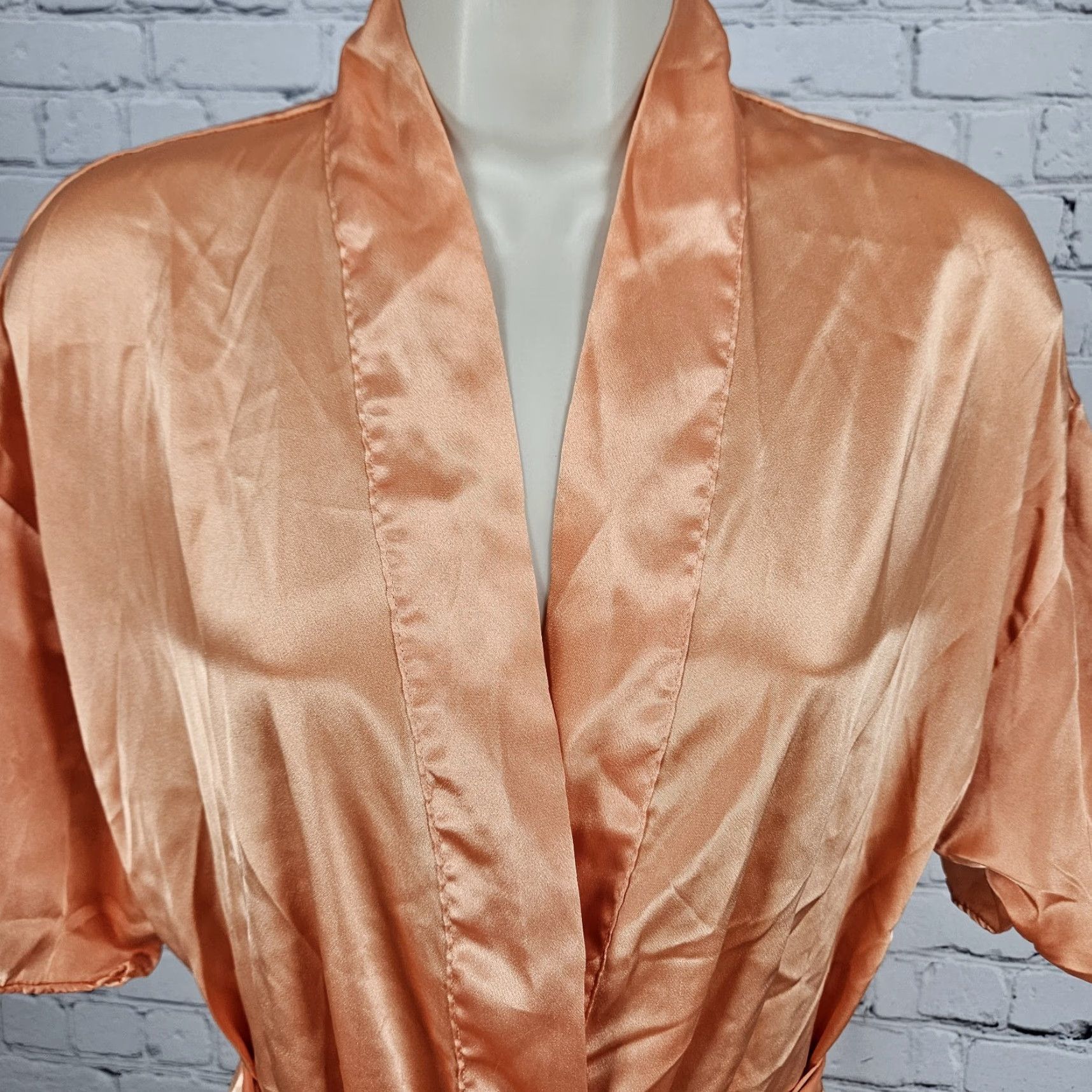 Victoria's Secret Victoria's Secret Robe Women One Size Orange Satin Pockets Belted Lightweight Short Sleeve Tie V-Neck Polyester Machine Washable Classic Spring Summer Size 42" / US 20 - 4 Thumbnail