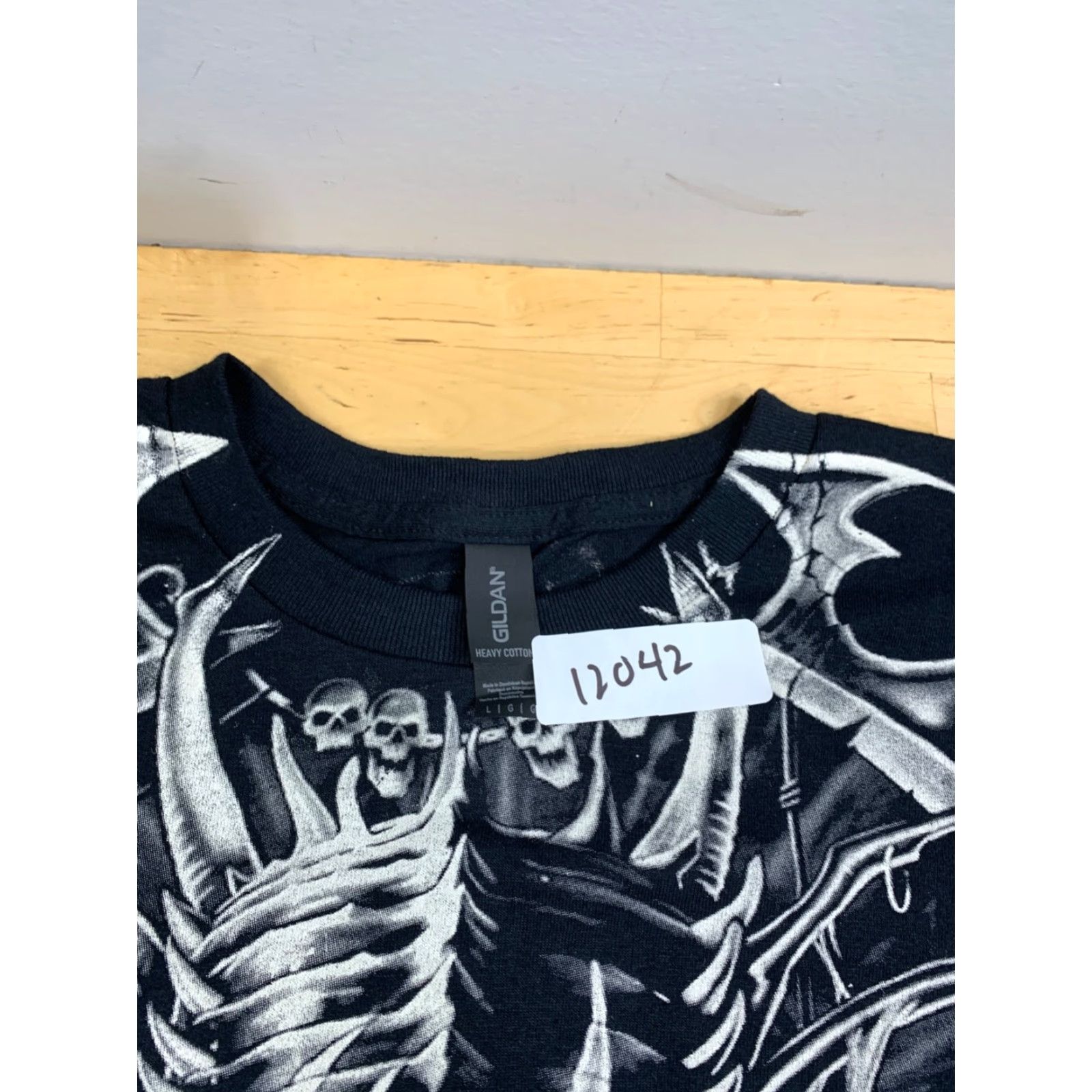 Gildan VINTAGE Dragon Catcher Shirt Dragons Skull Tribal Y2K AOP Gildan Black Cotton Mens L Short Sleeve Crew Neck 2000-2009 Size US L / EU 52-54 / 3 - 2 Thumbnail