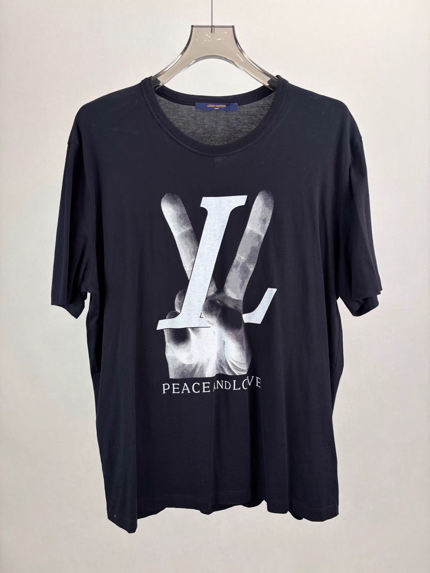 Louis Vuitton LV Black Victory Gesture Short Sleeve K1 Size US XL / EU 56 / 4 - 1 Thumbnail
