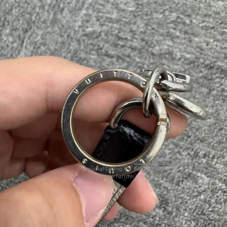 Louis Vuitton Louis Vuitton Monogram Key Holder. Size ONE SIZE - 3 Thumbnail