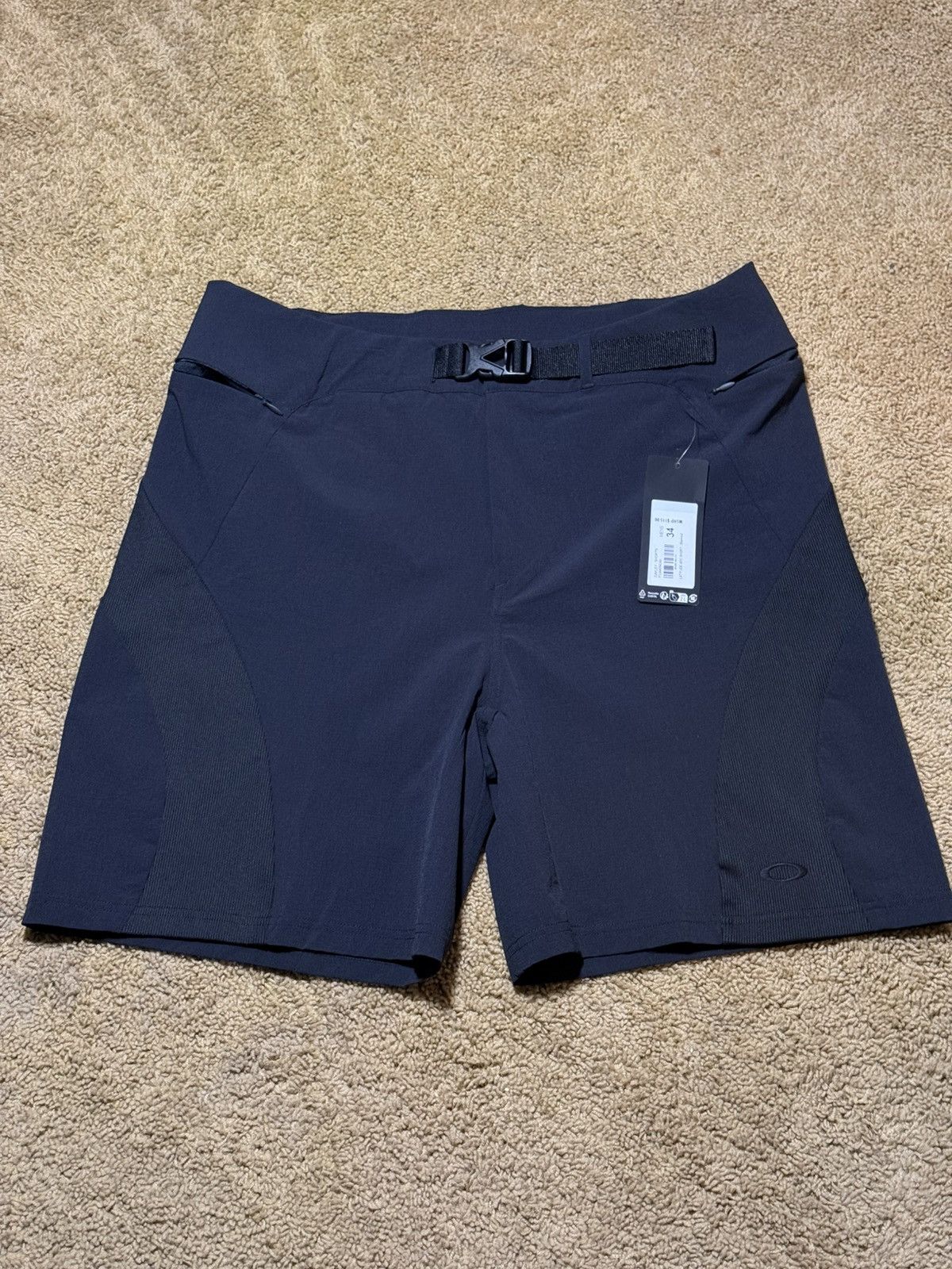 Oakley Oakley Latitude Arc Shorts Black size Large BNWT $115 Retail Size US 34 / EU 50 - 1 Thumbnail