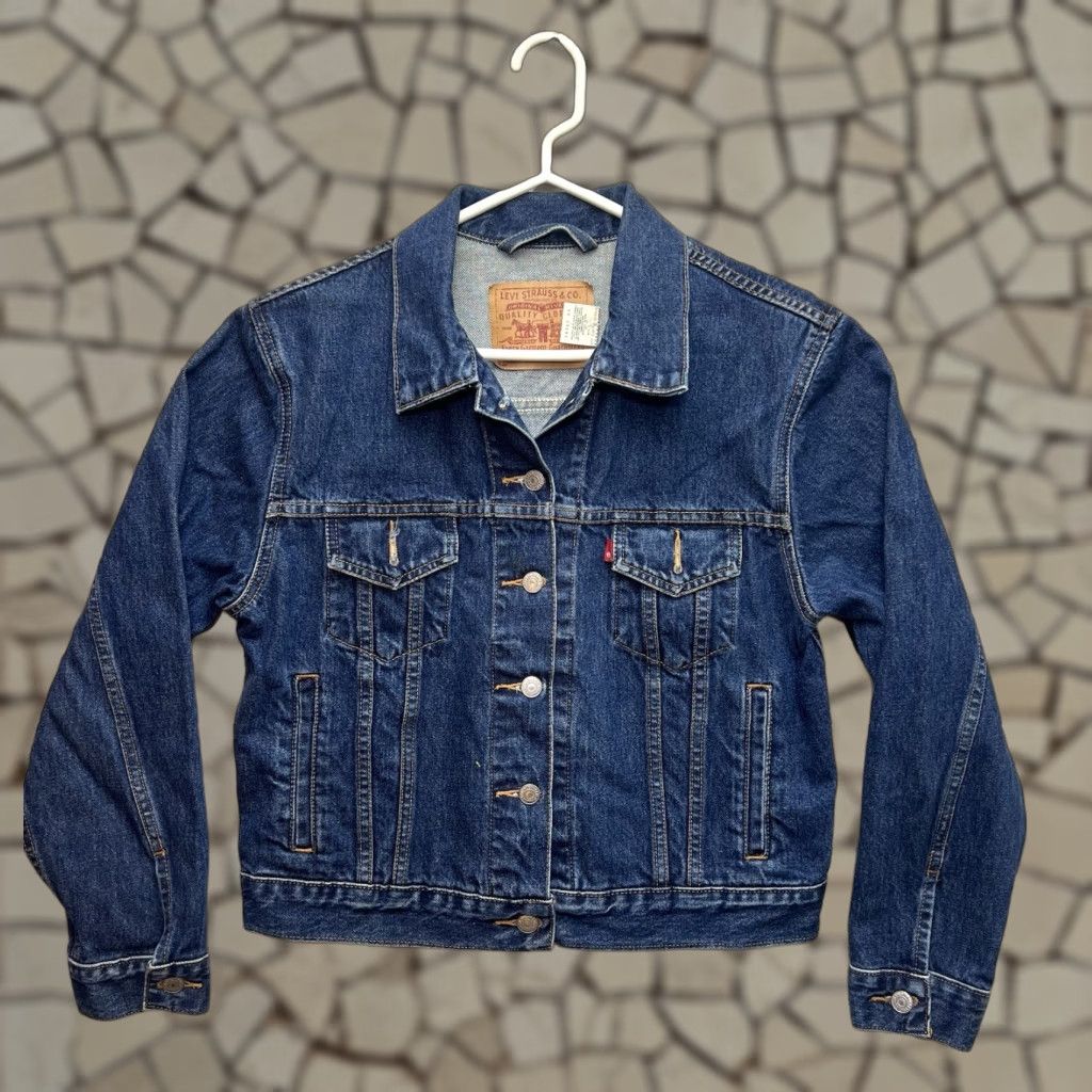 Vintage Levi's Women's Denim Jacket Y2K 2000s Blue Medium Wash Rockabilly Casual M