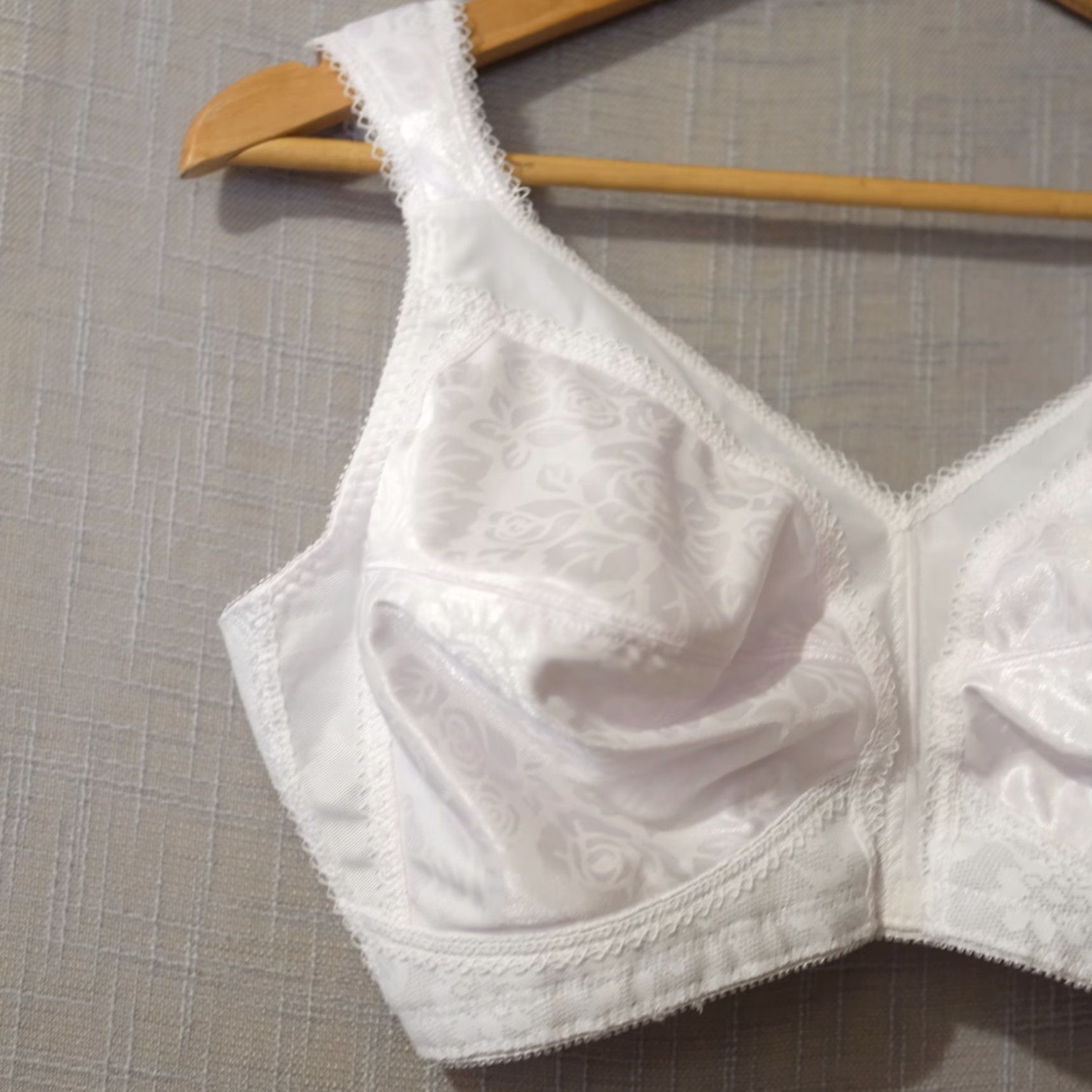 Vintage Playtex Bra Women 18-Hour Wireless Satin White Wide Strap 4693 40D EUC #H89-20 Size ONE SIZE - 2 Thumbnail