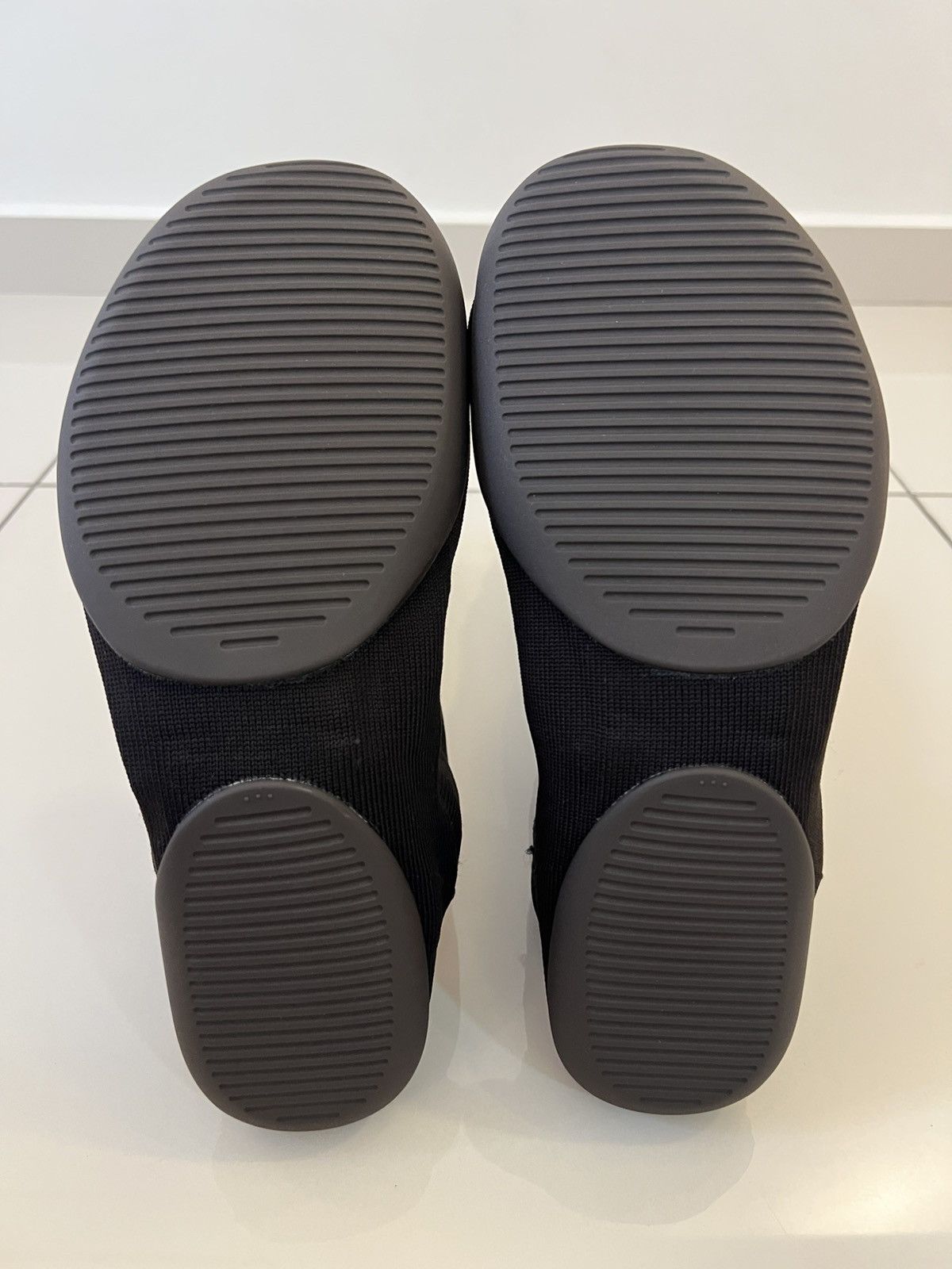 Yeezy Yeezy Pods Black Size US 12 / EU 45 - 7 Thumbnail