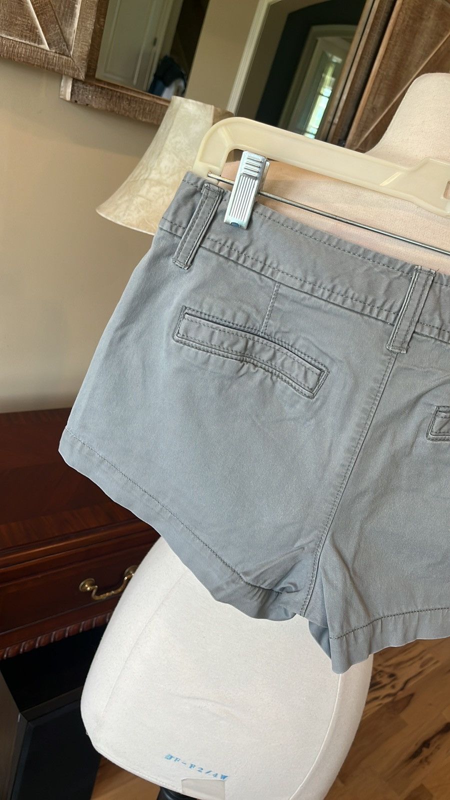 Old Navy Low Rise Gray Cotton Chino Shorts Old Navy Size 26" / US 2 / IT 38 - 7 Thumbnail