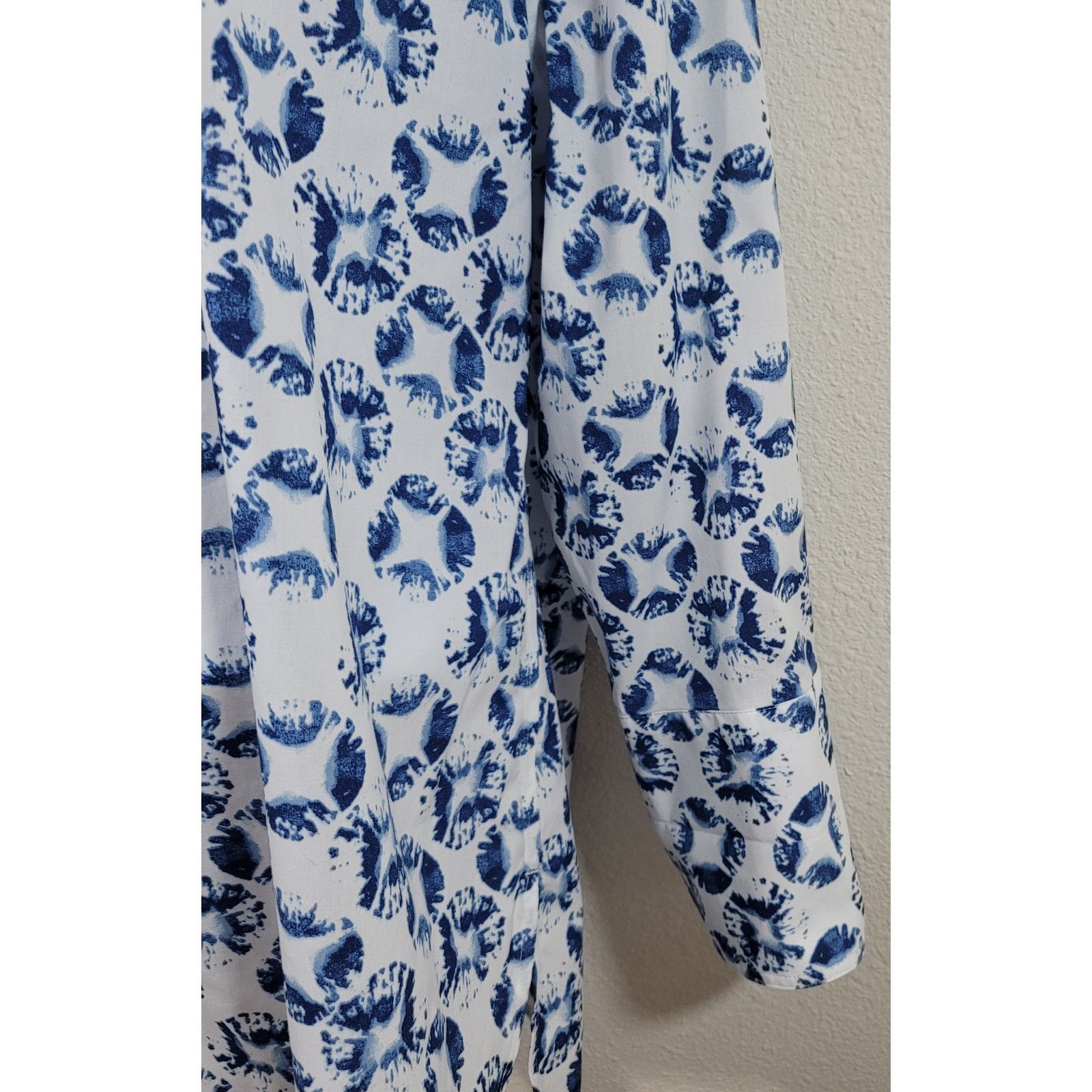 Chicos Chico's Blue Tie Dye Shells Henley No Iron Top 2 Large NWT Size L / US 10 / IT 46 - 6 Thumbnail