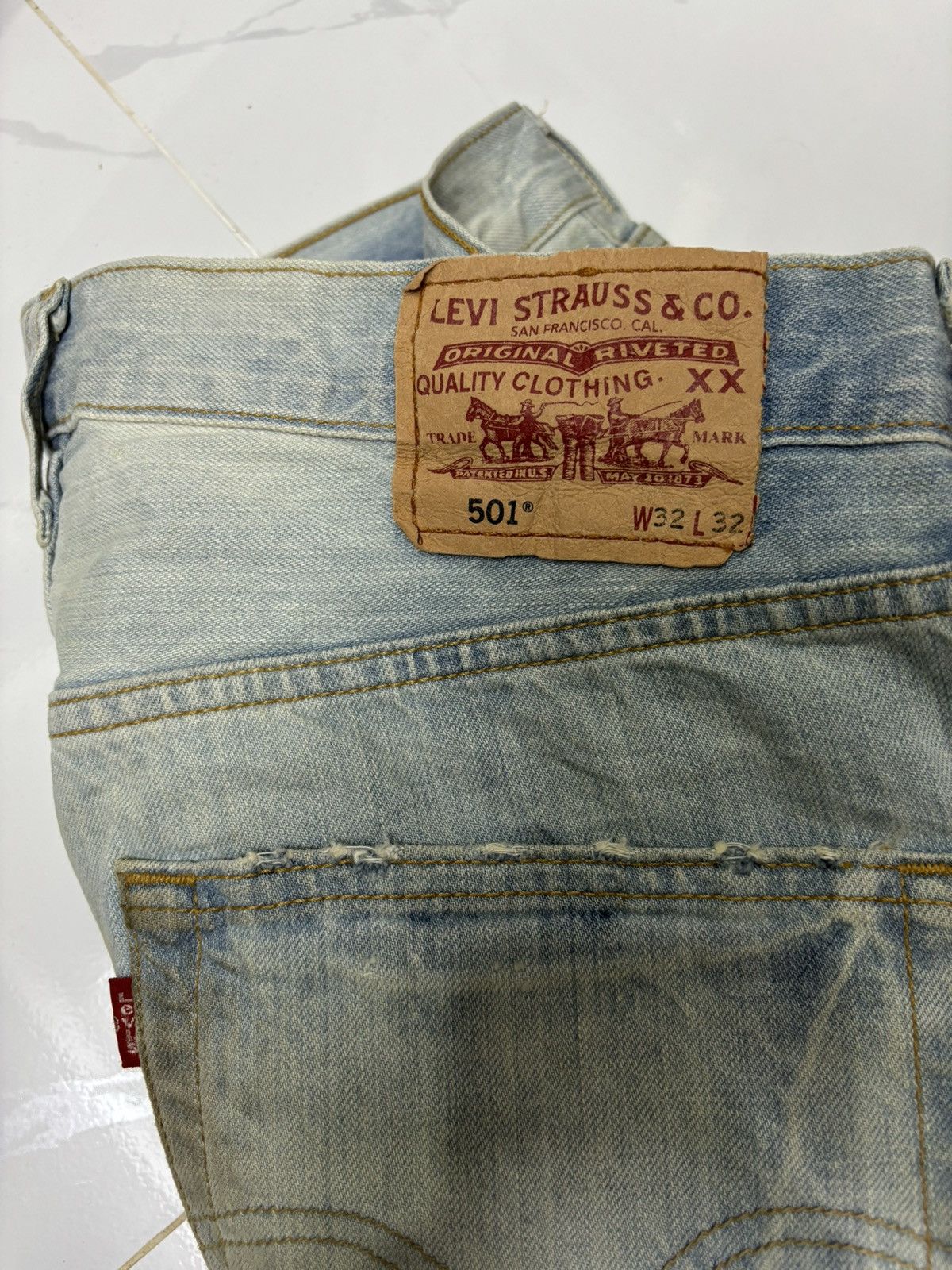 Levi's VINTAGE LEVIS 501 CLAW MARK BLUE WASH DISTRESS DENIM JEANS Size US 32 / EU 48 - 10 Thumbnail