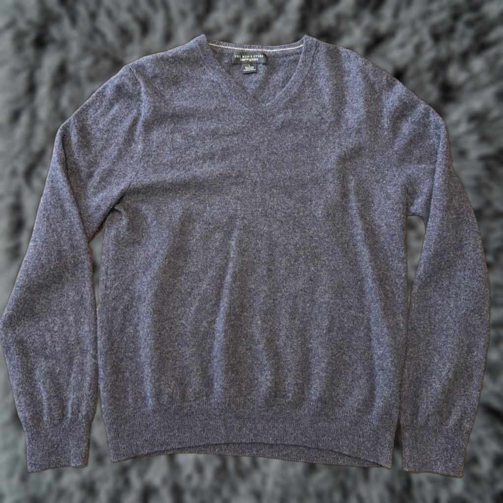 Bloomingdale's Bloomingdale's The Mens Store 100% Casmere Gray Sweater Classic Minimalist Large Pullover V-Neck Knit Knitwear Men's Regular Size L Gray Sweater Size US L / EU 52-54 / 3 - 1 Thumbnail