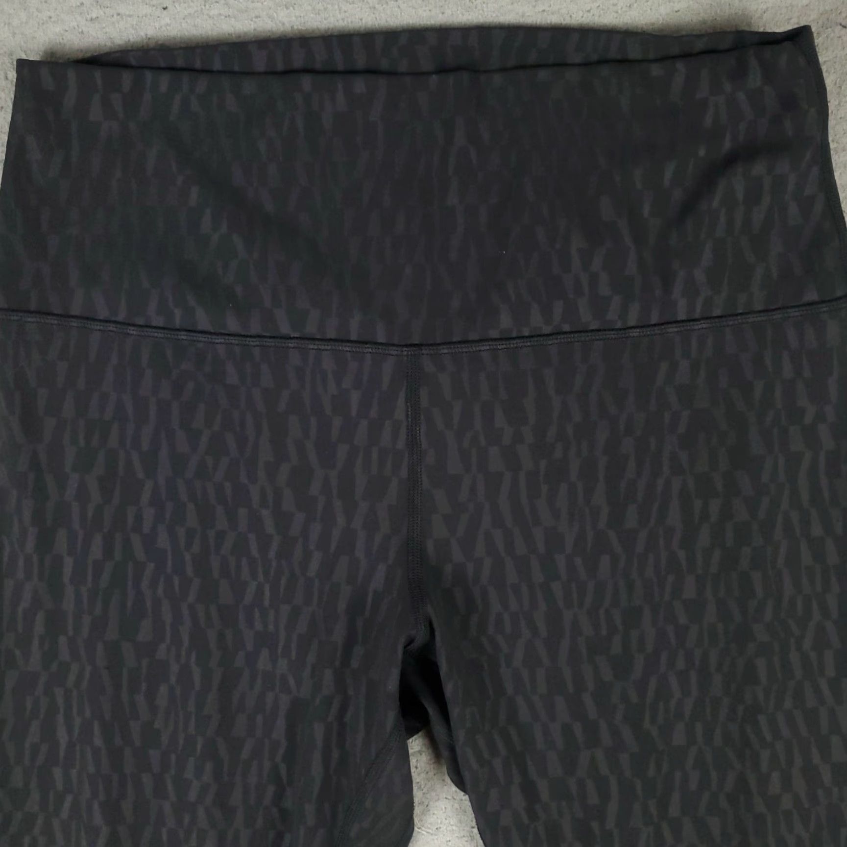 Lululemon LULULEMON Women's Size 3 Gray Black Geometric Capri Leggings Activewear Size 26" / US 2 / IT 38 - 2 Thumbnail