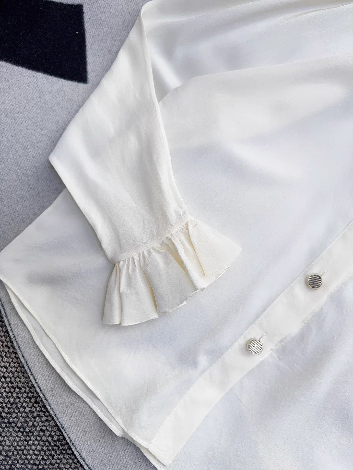 Chanel Chanel 17SS Cream Off-shoulder Ruffle Silk Blouse 34 Size XS / US 0-2 / IT 36-38 - 4 Thumbnail