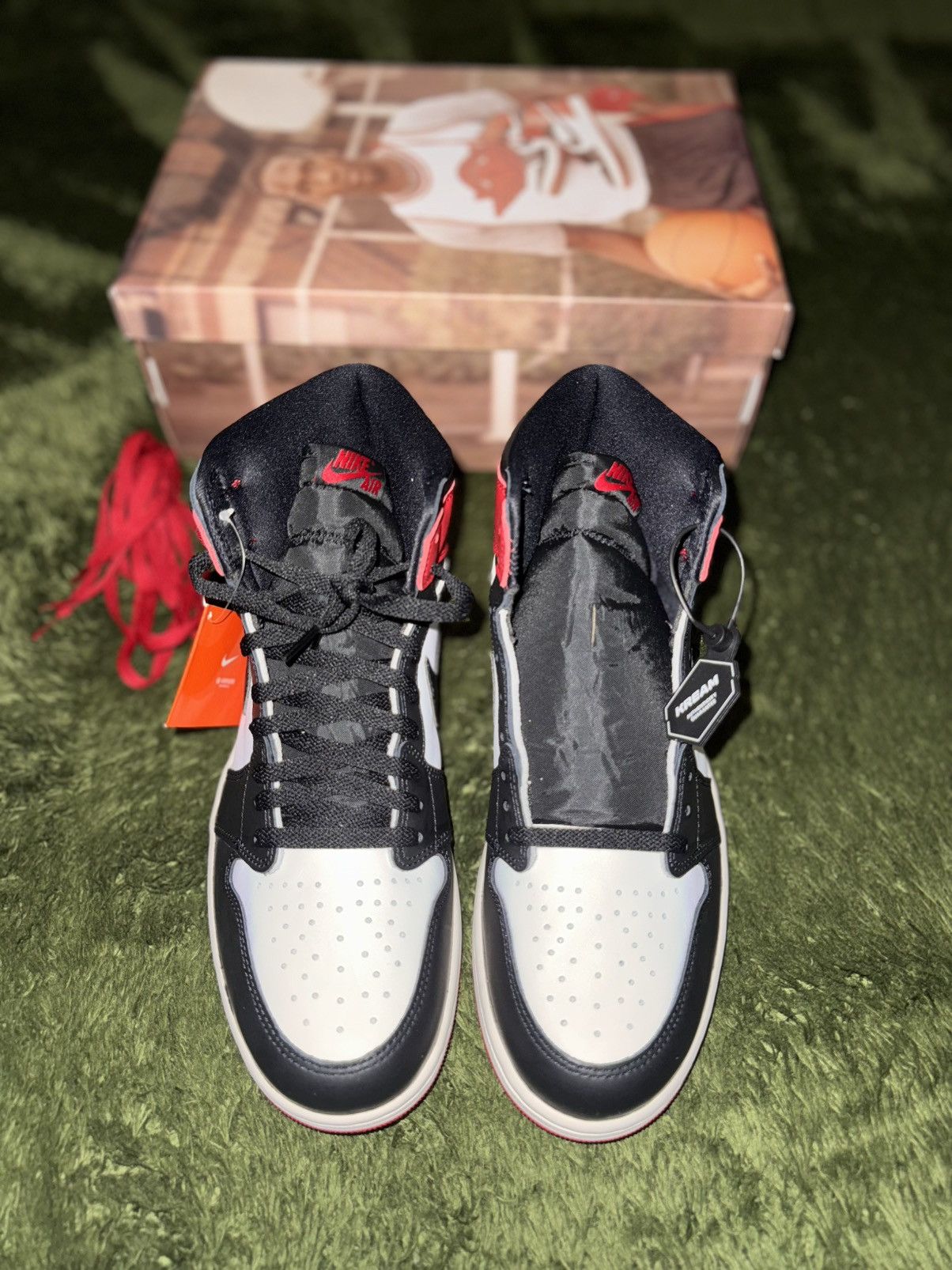 Jordan Brand [300] Air Jordan 1 Retro High OG “Black Toe” Size US 12 / EU 45 - 2 Thumbnail