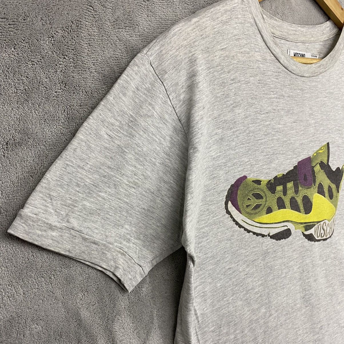 Moschino × Vintage Logo Graphic Shoes Moschino T-Shirt Size US XL / EU 56 / 4 - 3 Thumbnail