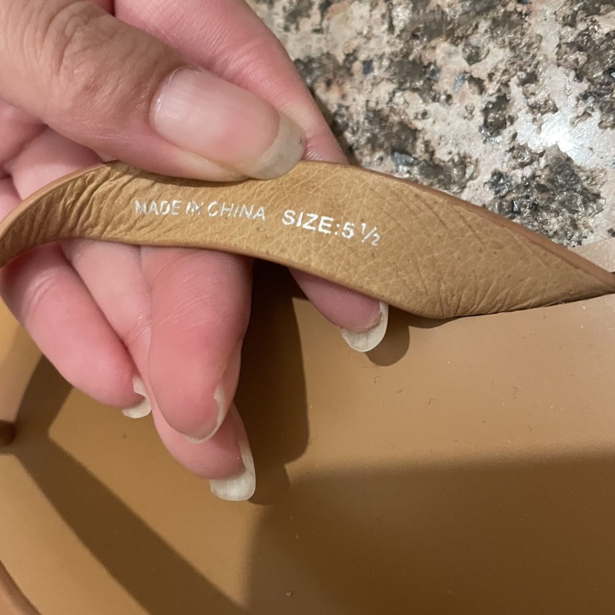 Madewell Madewell the gabi thong sandal (color: desert camel) Size US 5.5 / IT 35.5 - 3 Thumbnail