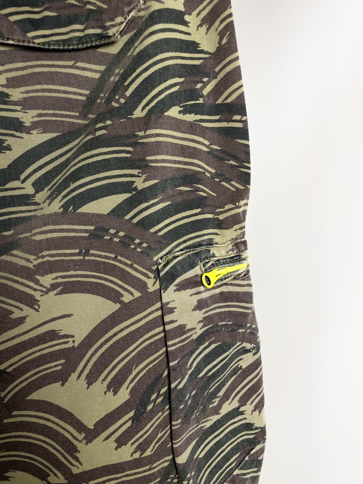 Nike 🍃 VINTAGE 🍃 Nike Wavy tropical camo Printed cargo Shorts Size US 36 / EU 52 - 8 Thumbnail