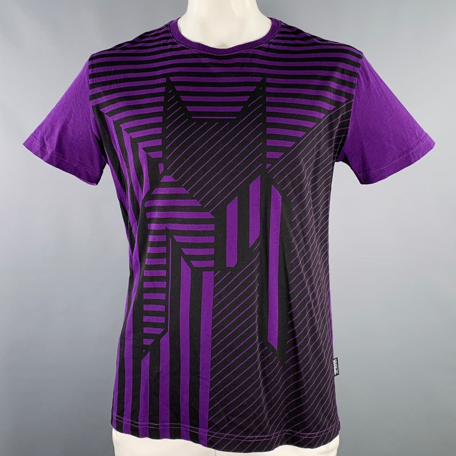 Versace VERSACE JEANS Size L Purple Black Print Crew Neck T-shirt Size US L / EU 52-54 / 3 - 1 Thumbnail
