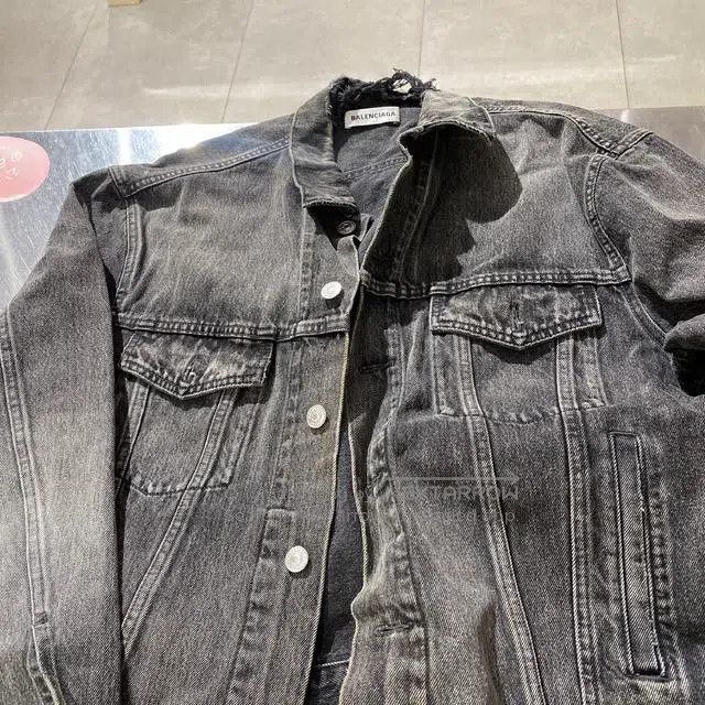 Other Balenciaga Distressed Collar Hole Denim Jacket Size XS / US 0-2 / IT 36-38 - 2 Thumbnail