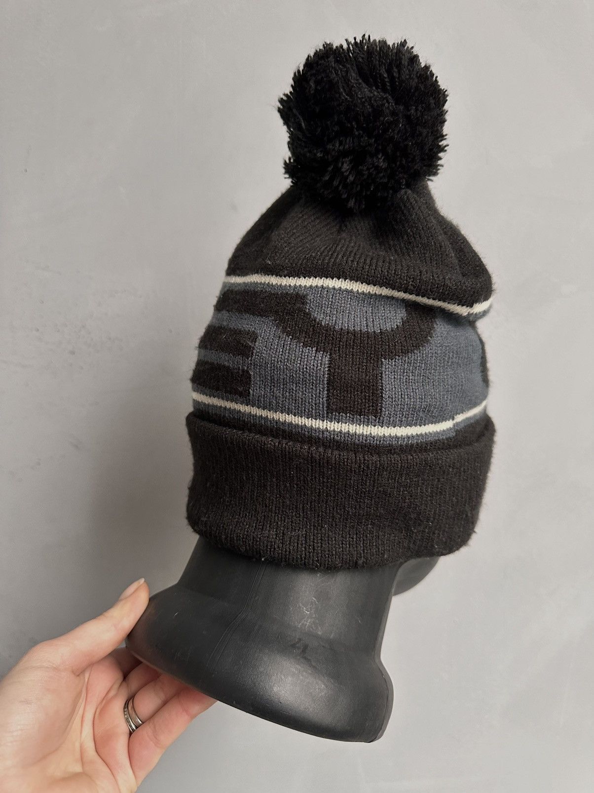 Oakley Wow 😻 White Beanie Oakley Y2K Streetwear Outdoor Arcteryx Size ONE SIZE - 5 Thumbnail