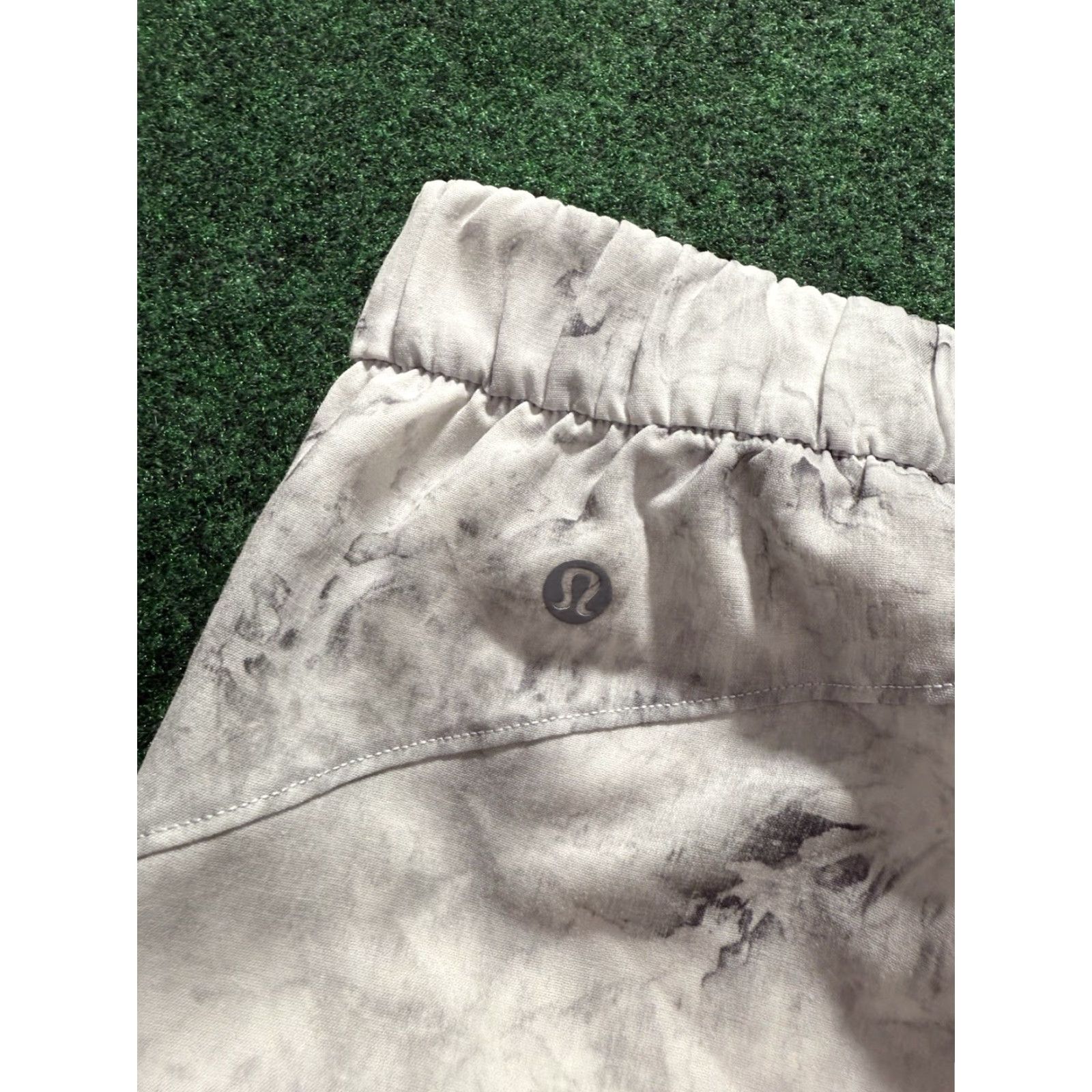 Lululemon Lululemon Flat Front Relaxed Short 4" Aquila Rhino Grey 12 Women Activewear Casual Shorts Size 34" / US 12 / IT 48 - 4 Thumbnail