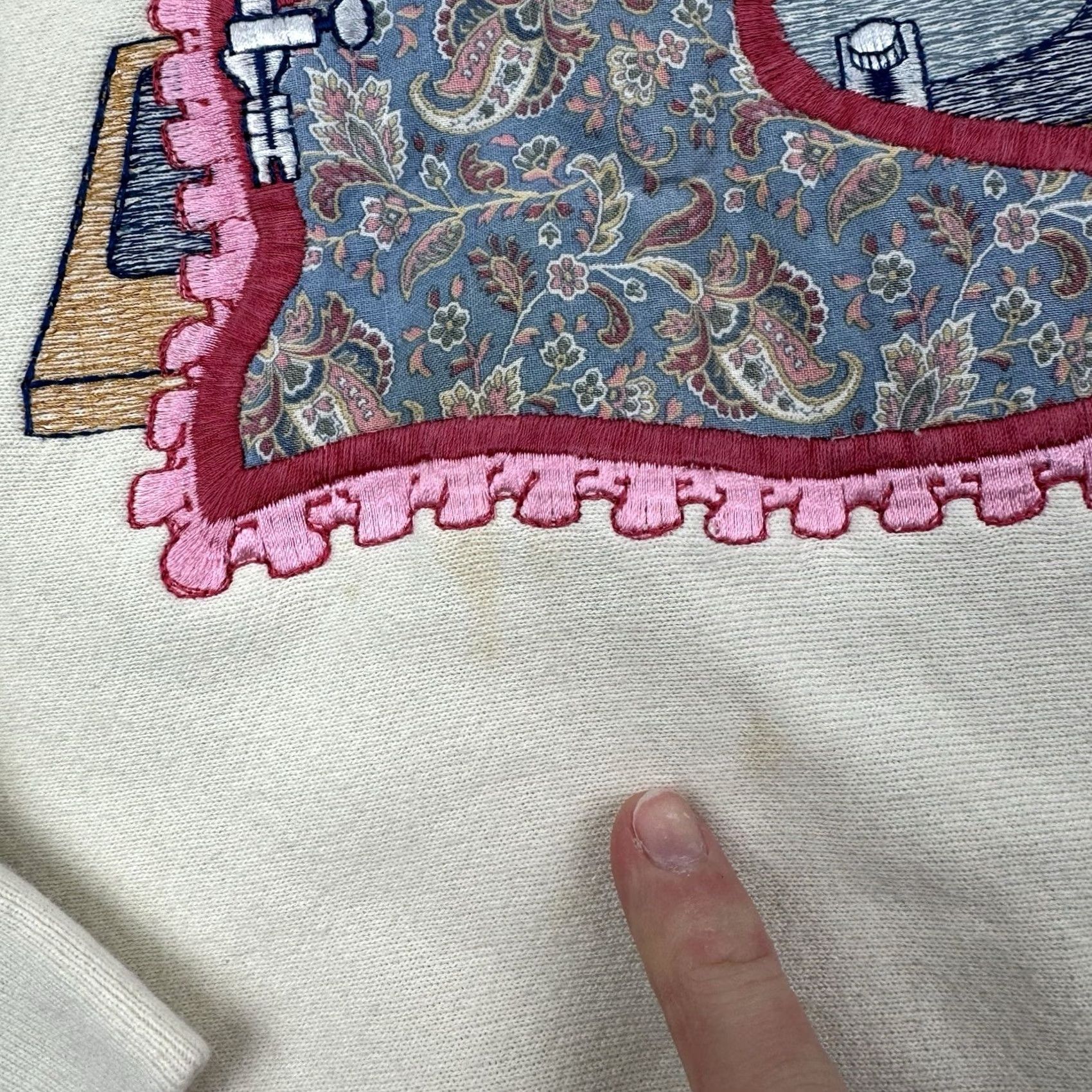 Vintage VINTAGE Bedding? No, this is Vintage Sewing Machine Sweatshirt Womens Large Grandma Cute Fun 90s Embroidery Size L / US 10 / IT 46 - 4 Thumbnail