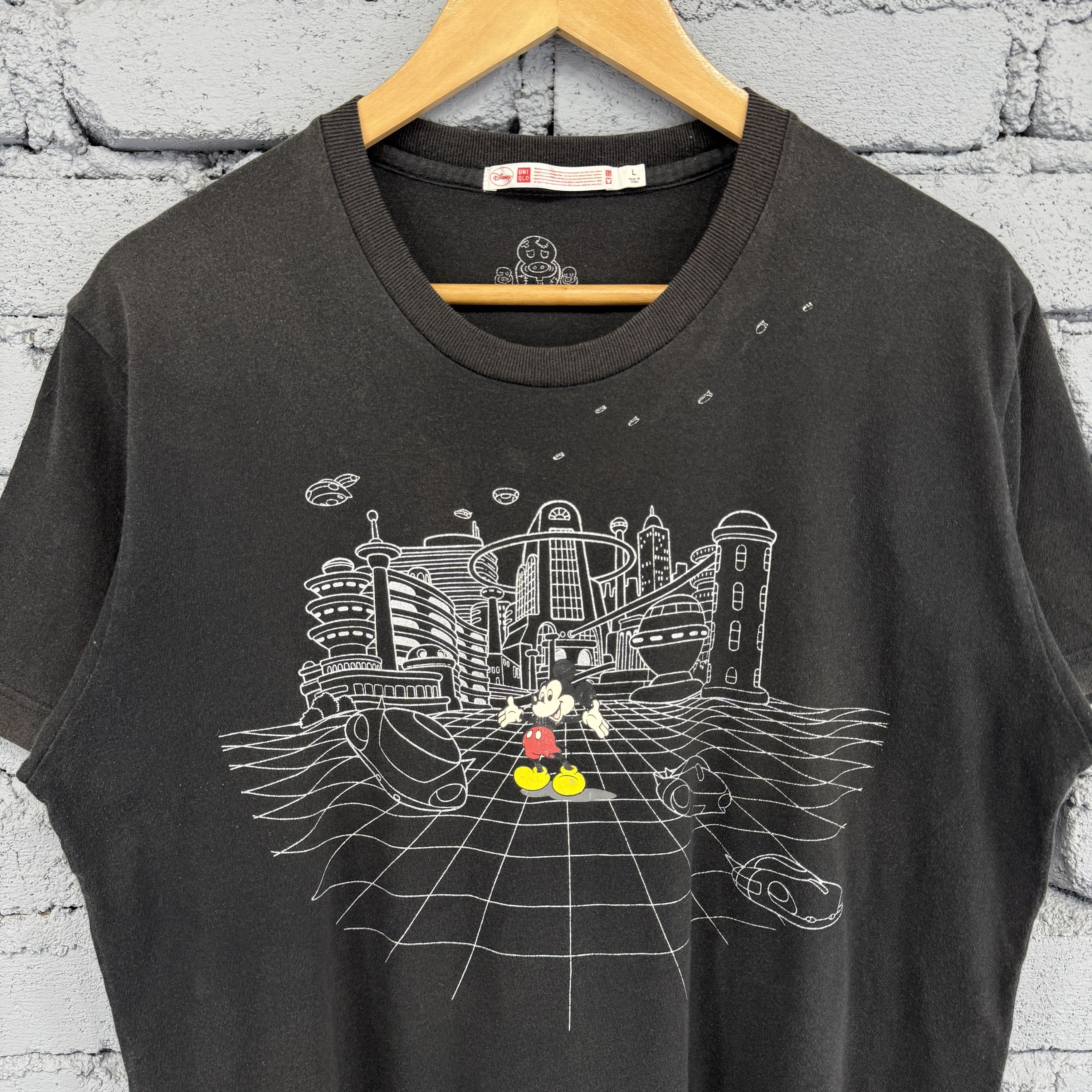 Uniqlo Uniqlo Disney Mickey Mouse Sunfaded City Illustration Size US L / EU 52-54 / 3 - 3 Thumbnail