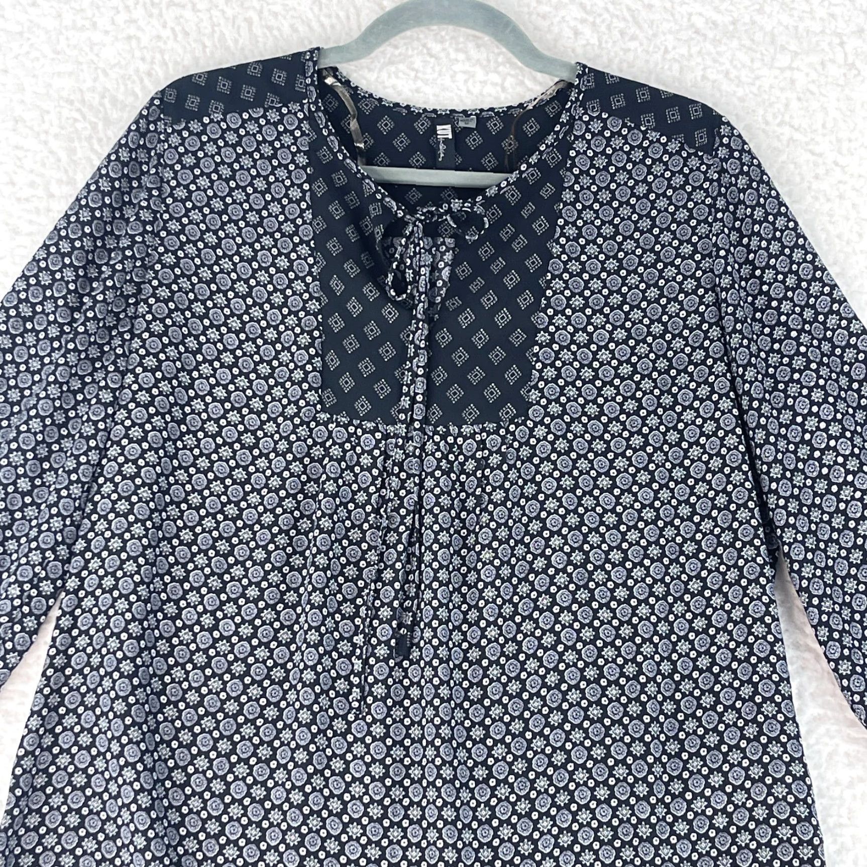 Vintage Kut from the Kloth Black Shirt Womens Medium Tie Neck 3/4 Sleeve Lightweight Blouse Size M / US 6-8 / IT 42-44 - 2 Thumbnail