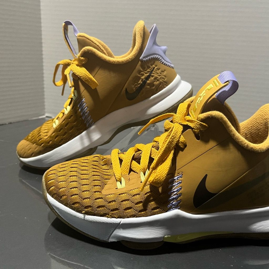 Nike Nike LeBron witness 5 Size US 5 / EU 37 - 1 Thumbnail