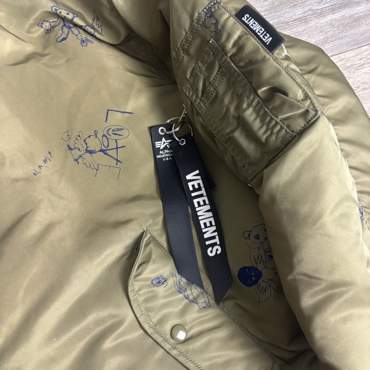 Vetements Vetements x alpha industries bomber jacket scribbles Size US XS / EU 42 / 0 - 4 Thumbnail
