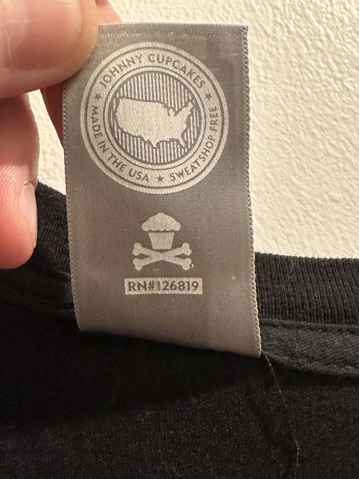 Johnny Cupcakes Johnny Cupcakes Black / White T Shirt Sz L Size US M / EU 48-50 / 2 - 4 Thumbnail