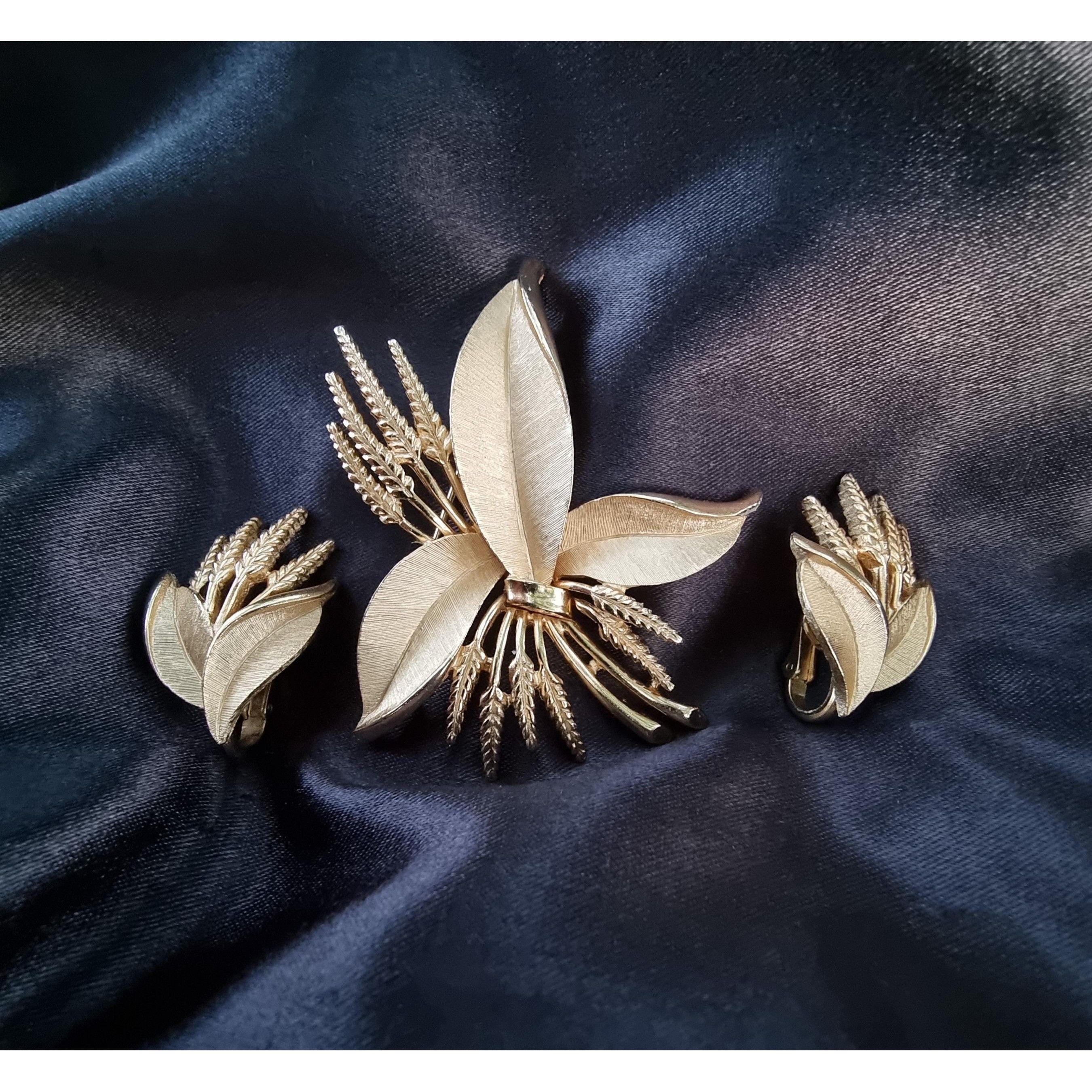 Other Rare Find Vintage Crown TRIFARI 1950s Signed Wheat and Leaf Size ONE SIZE - 1 Thumbnail