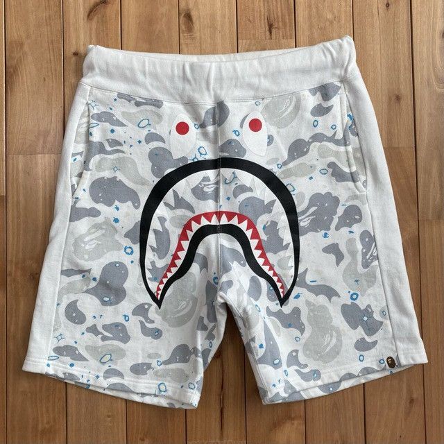 Bape 💫Glow in the dark BAPE space camo shark sweat shorts ★size L Size US 34 / EU 50 - 2 Thumbnail