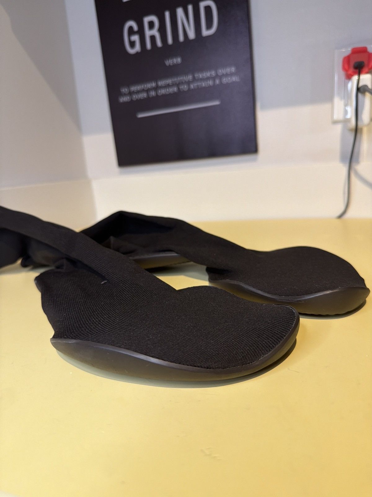 Yeezy Yeezy Pod Size 3 (10-13) Size US 10 / EU 43 - 6 Thumbnail