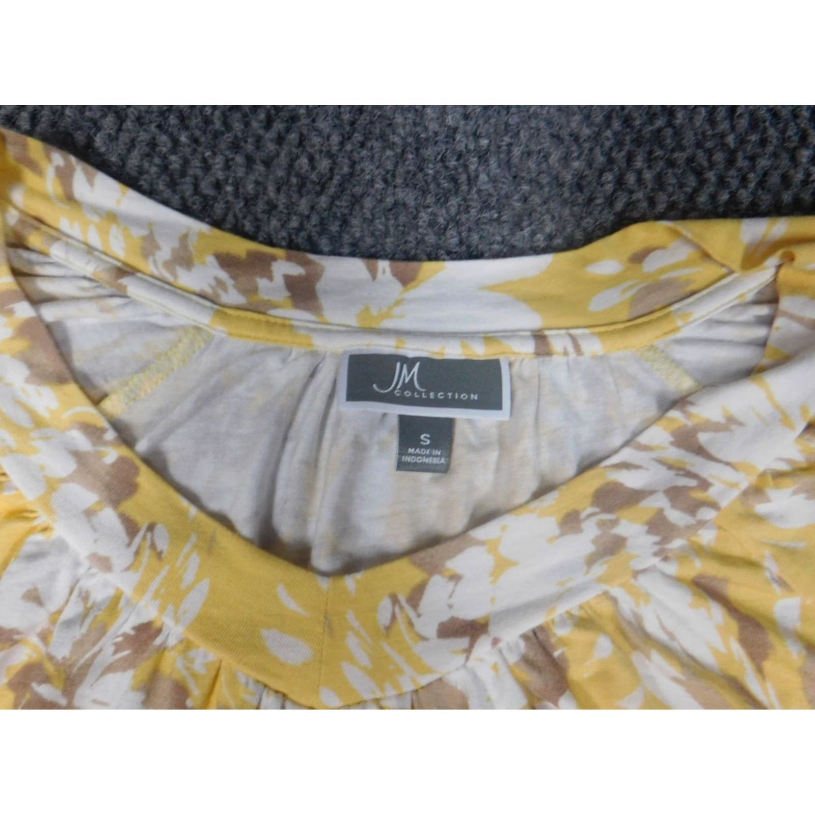 JM Collection JM Collection top Womens Small yellow geometric crew neck pullover blouse stretch knit Short Sleeve Regular fit, Button accents, Casual Size S / US 4 / IT 40 - 4 Thumbnail