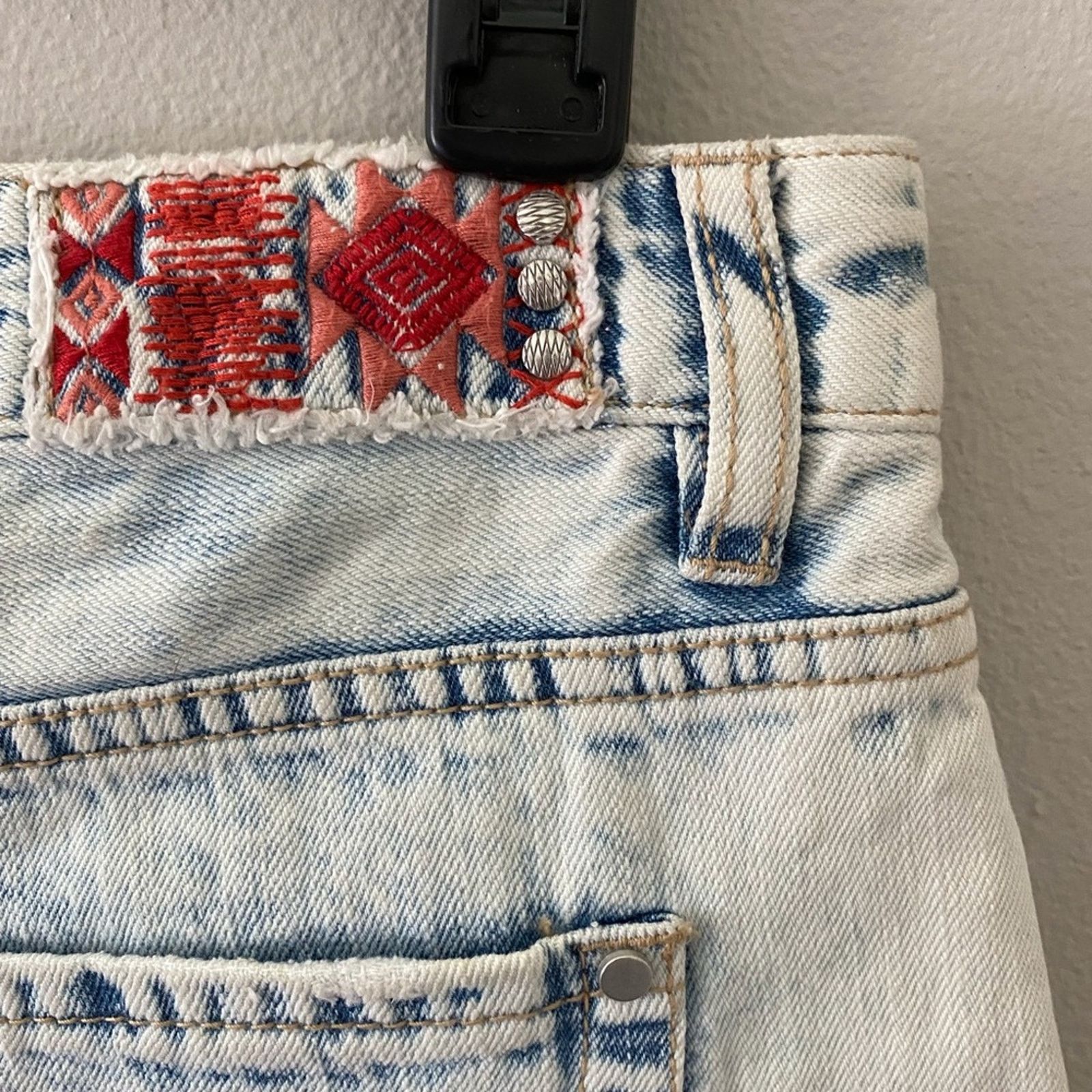 Other Design Lab Stonewashed Embroidered Jean Shorts Size 26" / US 2 / IT 38 - 5 Thumbnail