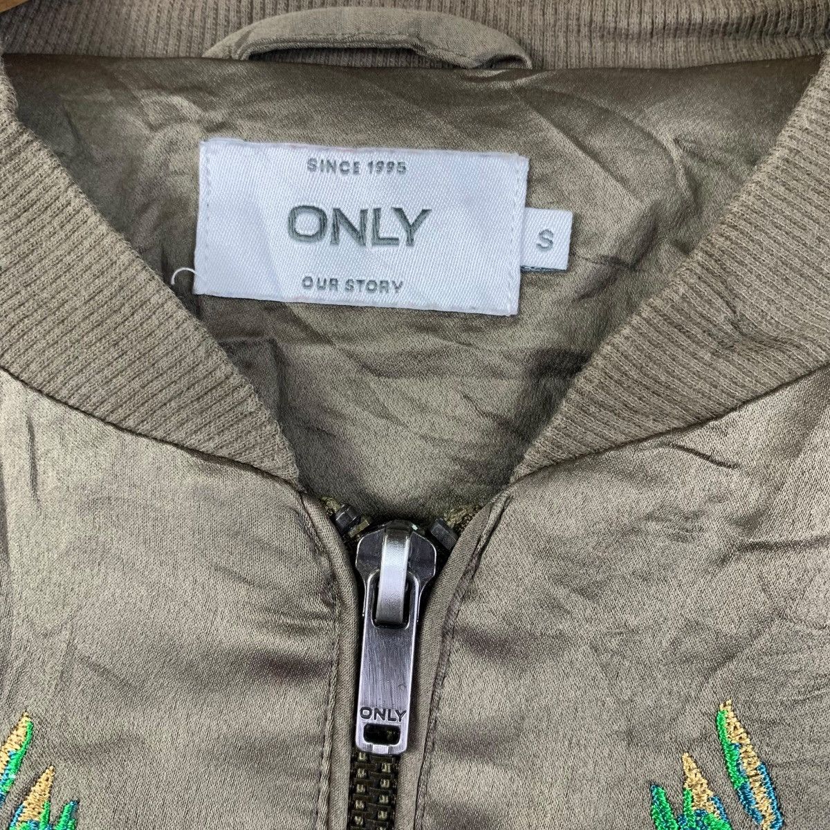 Only NY ONLY Floral Embroidered Satin Bomber Jacket Olive Green Size US S / EU 44-46 / 1 - 3 Thumbnail
