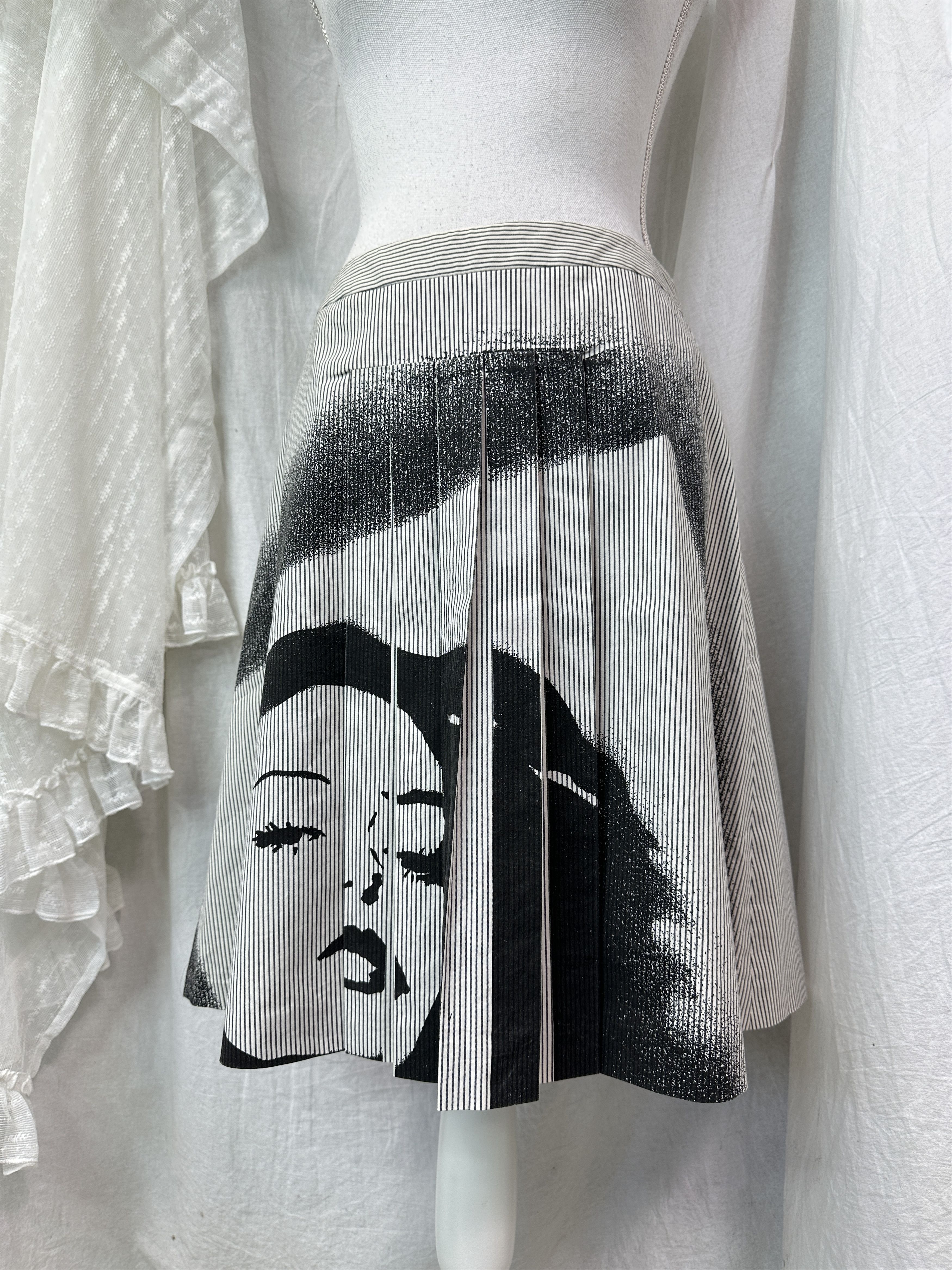 Moschino Vintage Avant Garde Moschino Pleated Face Print Skirt 00s Size 26" / US 2 / IT 38 - 1 Thumbnail