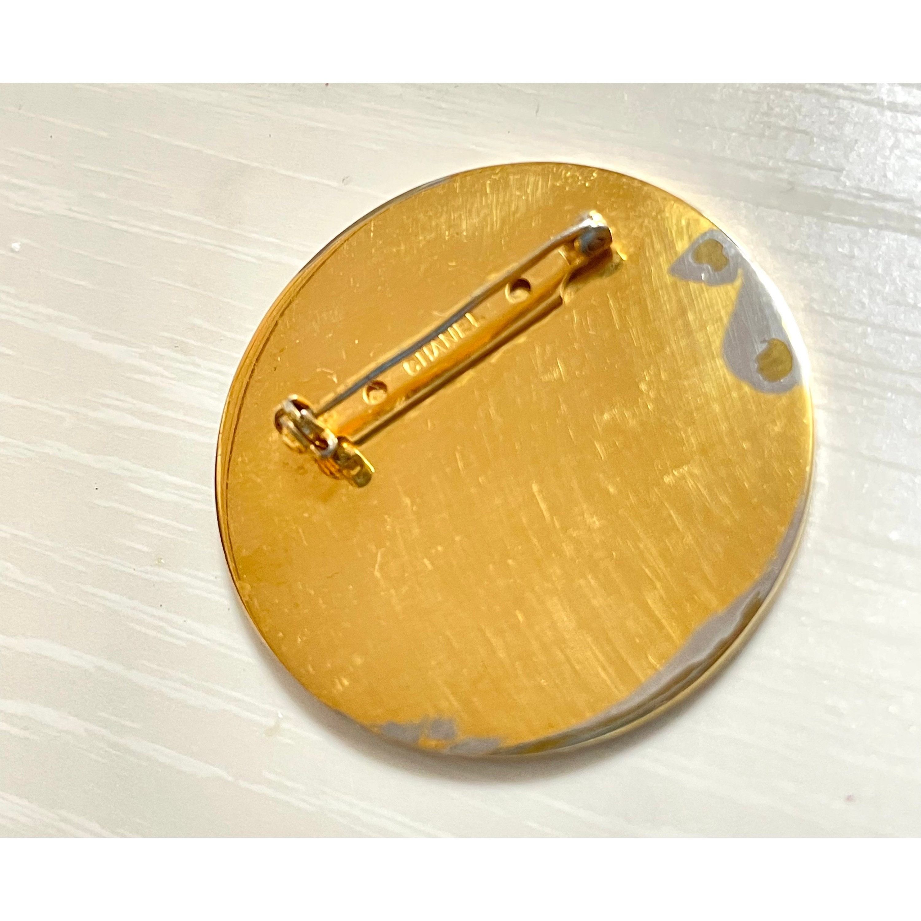 Chanel Vintage CHANEL red and gold round CC brooch. Size ONE SIZE - 5 Thumbnail