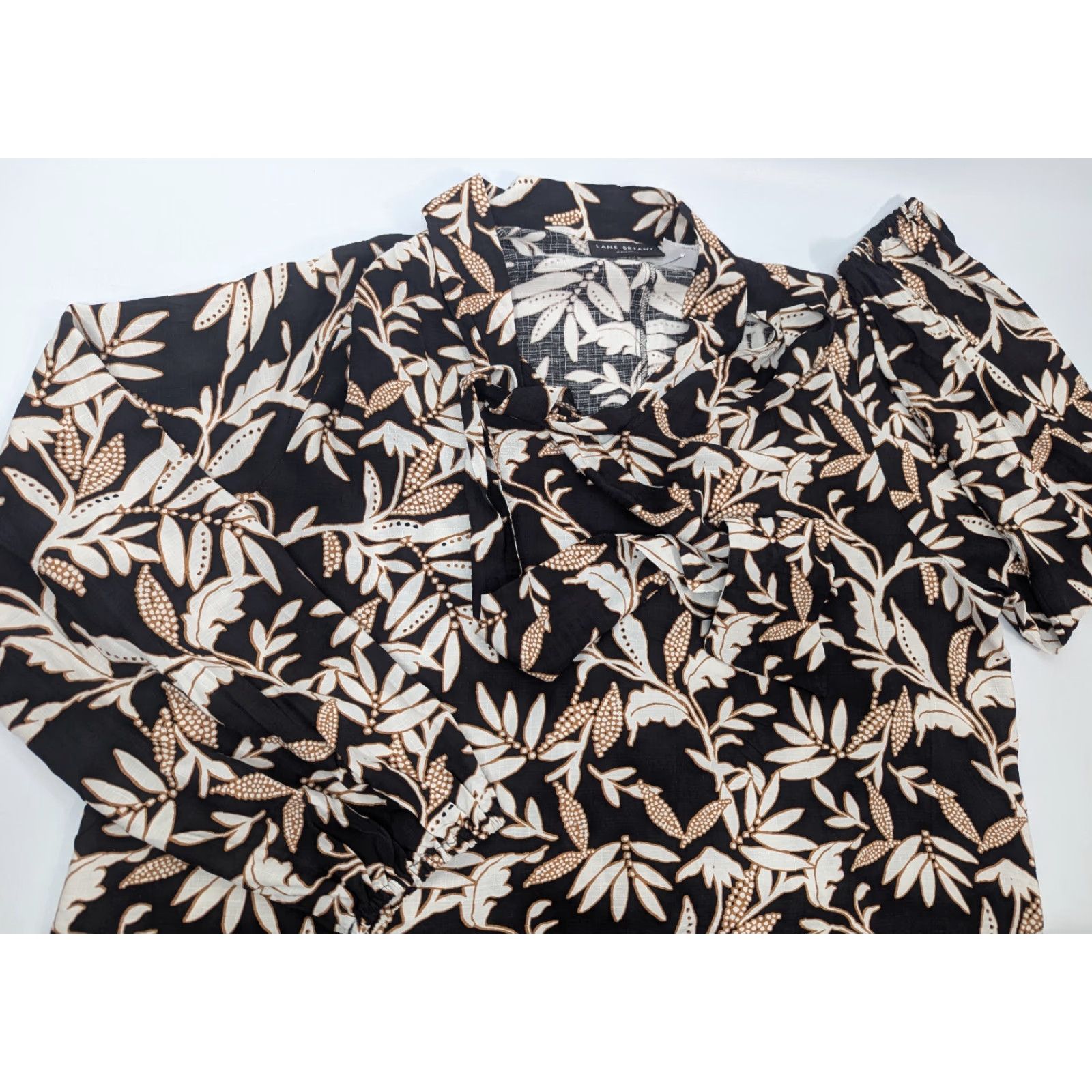 Vintage Lane Bryant Blouse Botanical Cream & Tan Leaves V-neck Tie-Neck Popover Size 16 Size XXL / US 16-18 / IT 52-54 - 2 Thumbnail