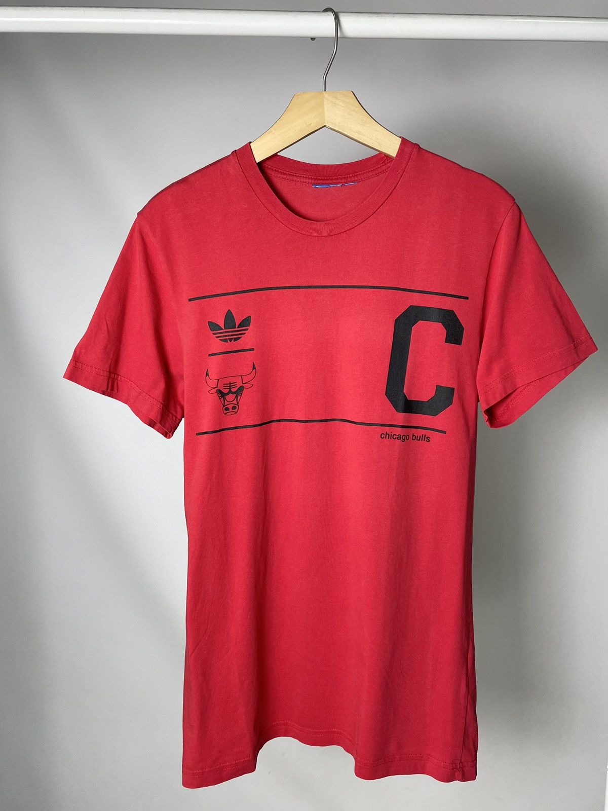 Adidas Adidas Originals x NBA 👹🏀 Chicago Bulls jersey tee t shirt Size US M / EU 48-50 / 2 - 2 Thumbnail