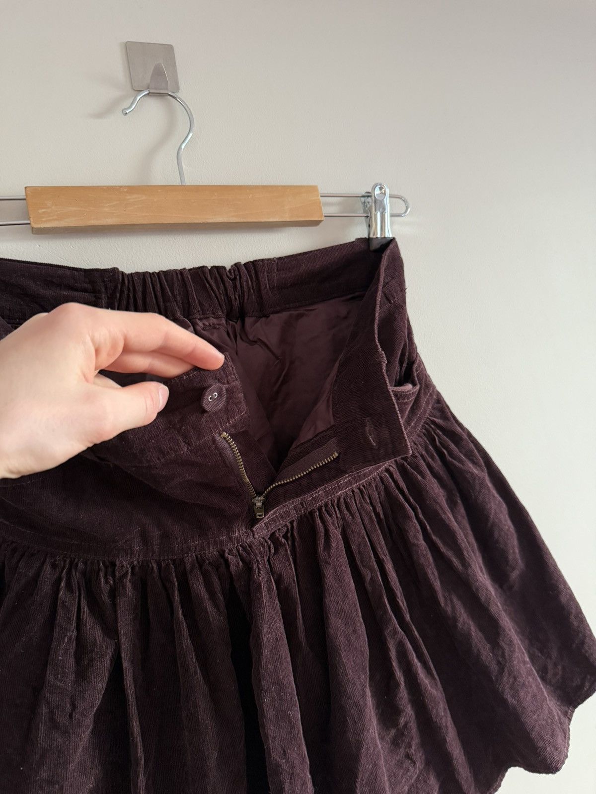 LOWRYS FARM Vintage Lowrys Farm Burgundy Corduroy Pleated Mini Skirt Size 26" / US 2 / IT 38 - 4 Thumbnail
