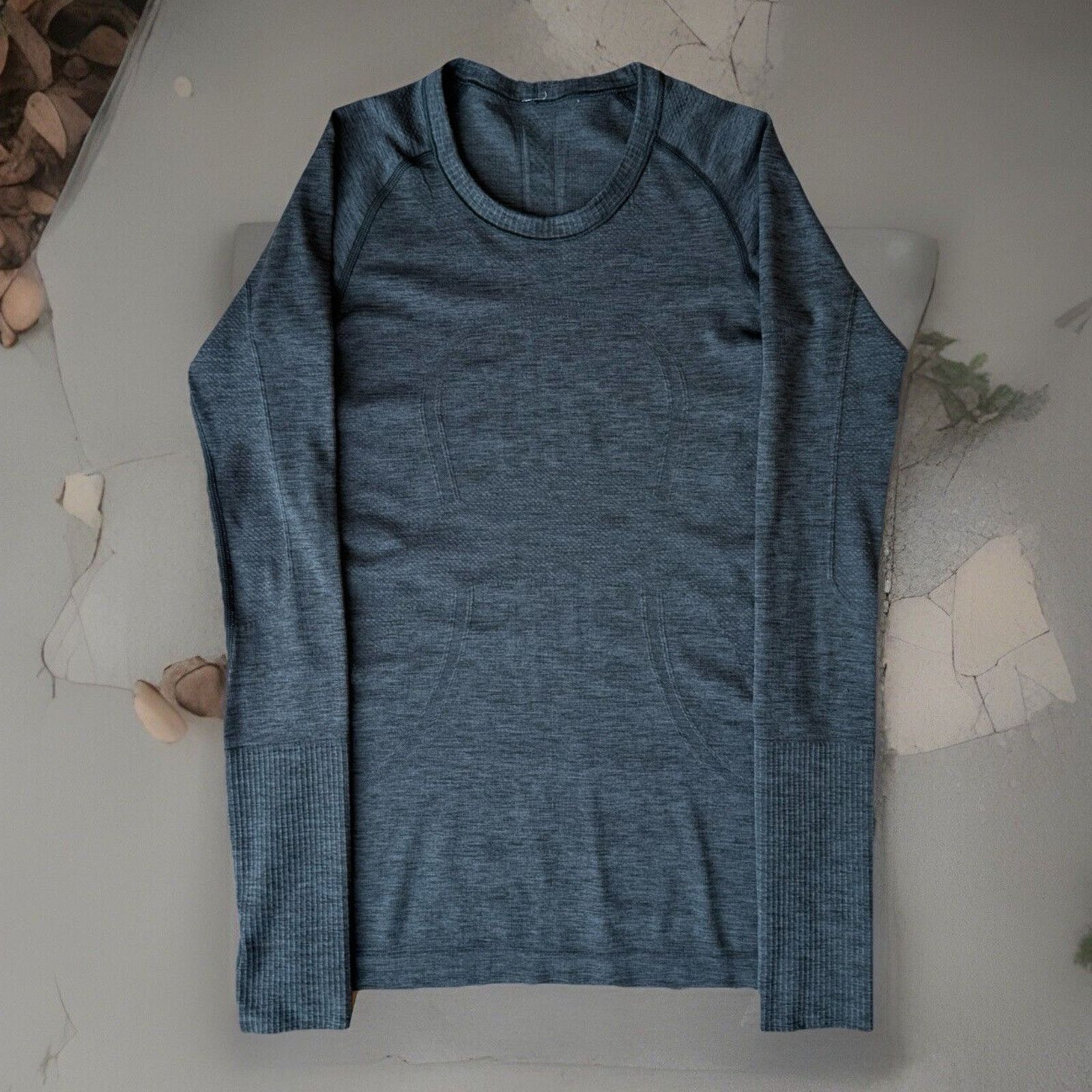 Lululemon Lululemon Metal Vent Shirt 4 Gray Yoga Workout Long Sleeve Size S / US 4 / IT 40 - 1 Thumbnail