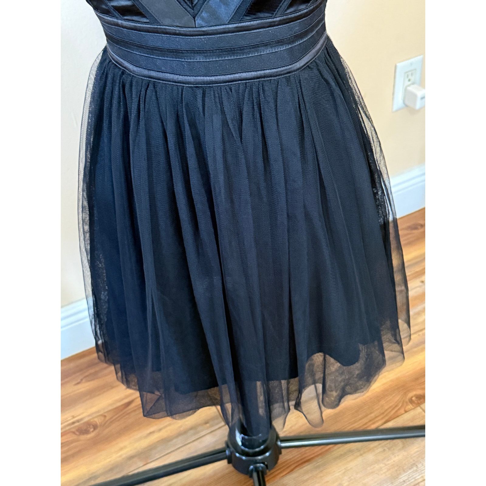 Anthropologie En Crème Anthropologie XS v-neck sleeveless cocktail dress Size XS / US 0-2 / IT 36-38 - 5 Thumbnail