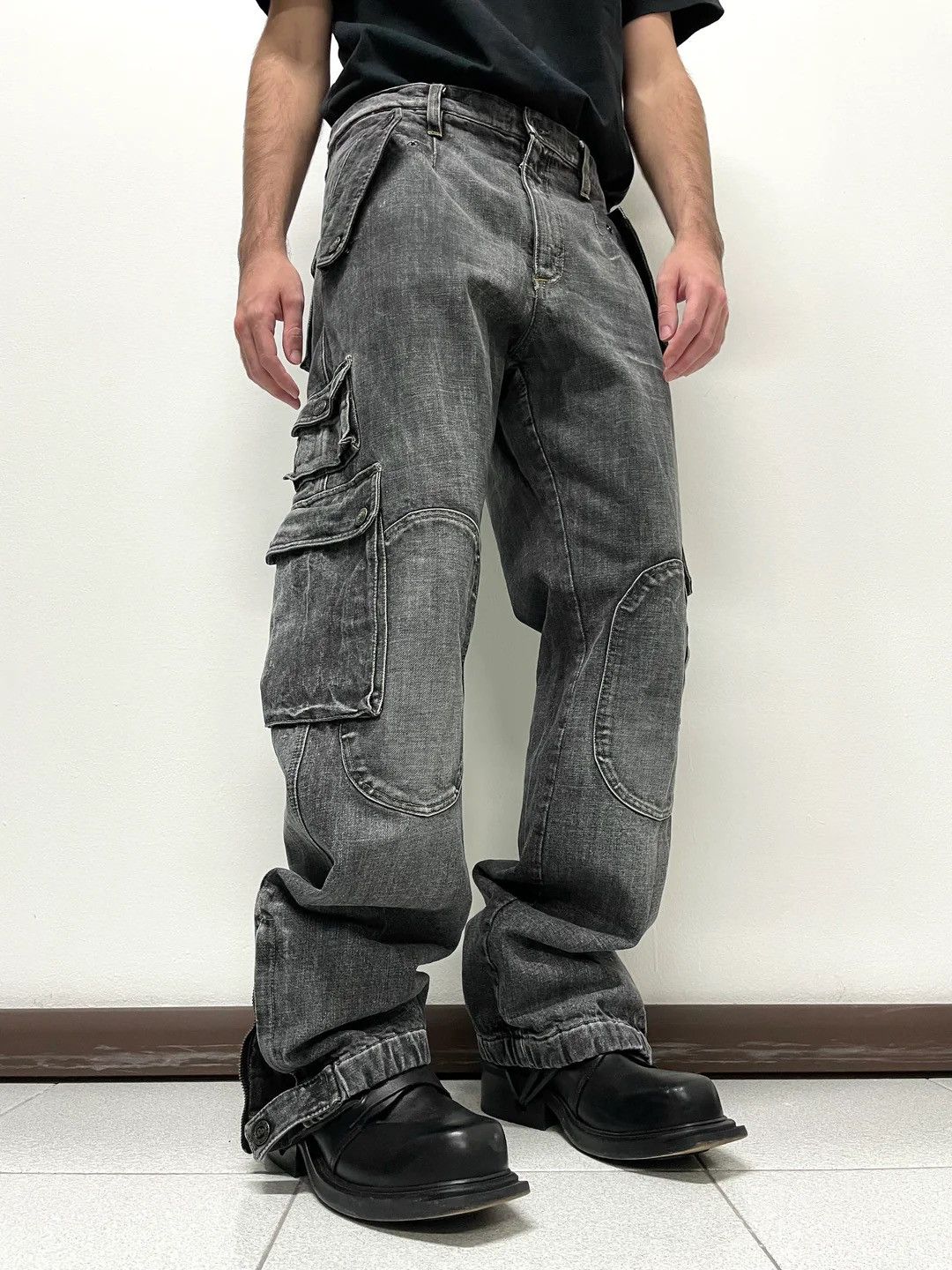 Dolce & Gabbana 2000s Dolce & Gabbana heavy weight cargo pants pockets Size US 30 / EU 46 - 2 Thumbnail