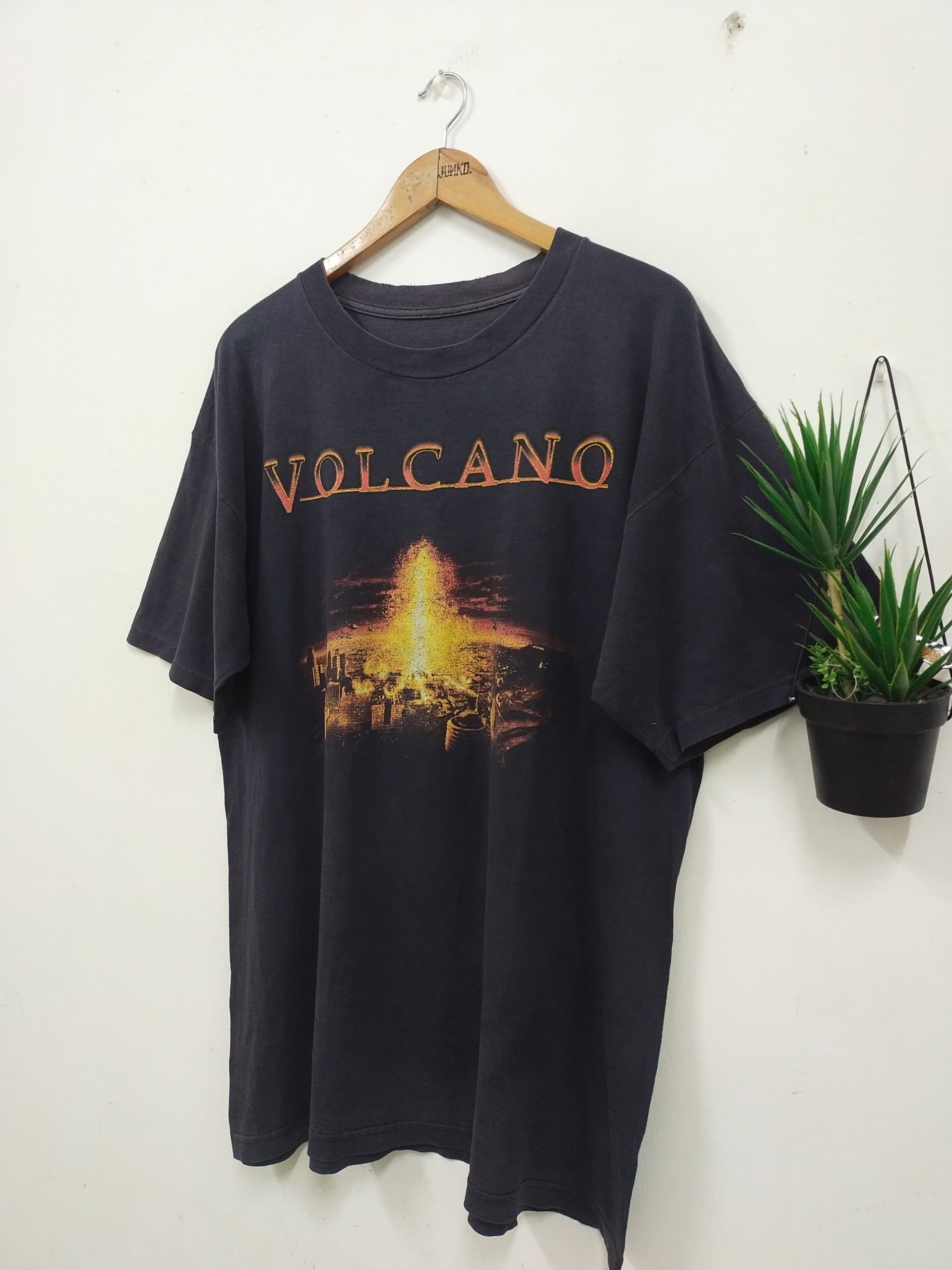 Vintage Vintage 90s Volcano 1995 movie promo t shirt Size US XL / EU 56 / 4 - 6 Thumbnail