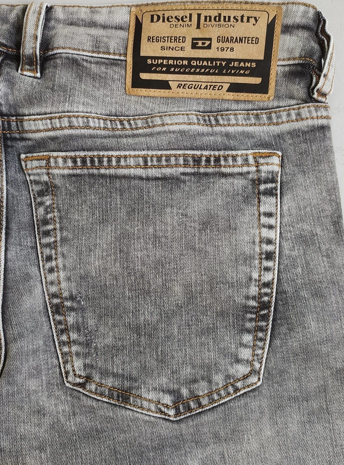Diesel Diesel 1979 SLEENKER-R L.32 MENS JEANS SLTP/9751 Size US 31 - 10 Thumbnail